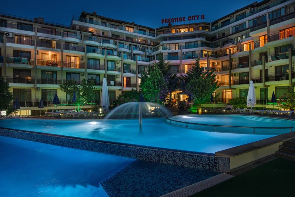 Prestige City II Hotel-Bazeni nocu.jpg