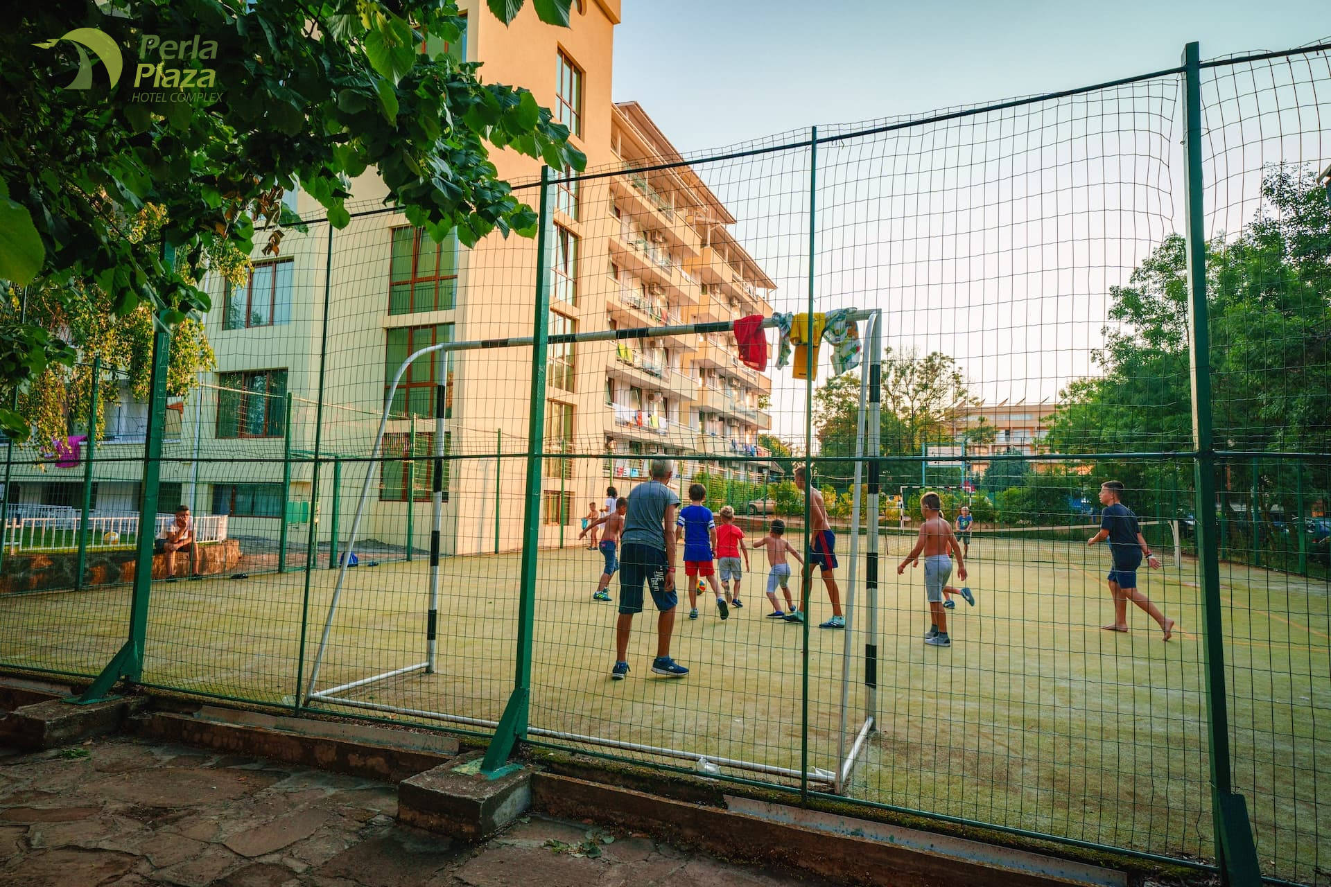 Hotel Perla Plaza-Teren za fudbal.jpg