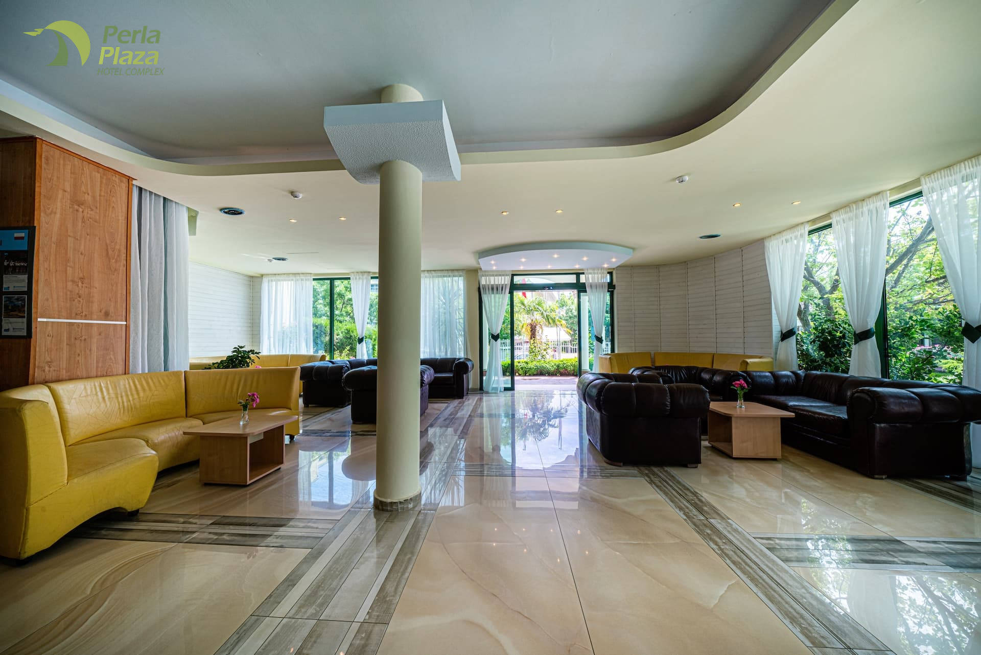 Perla Plaza Hotel-Lobby.jpg