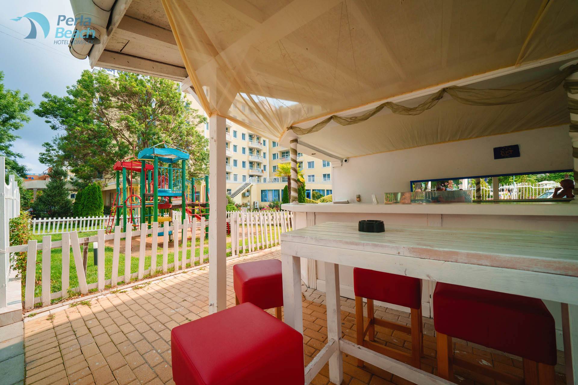 Hotel Perla Beach-Bar na bazenu.jpg