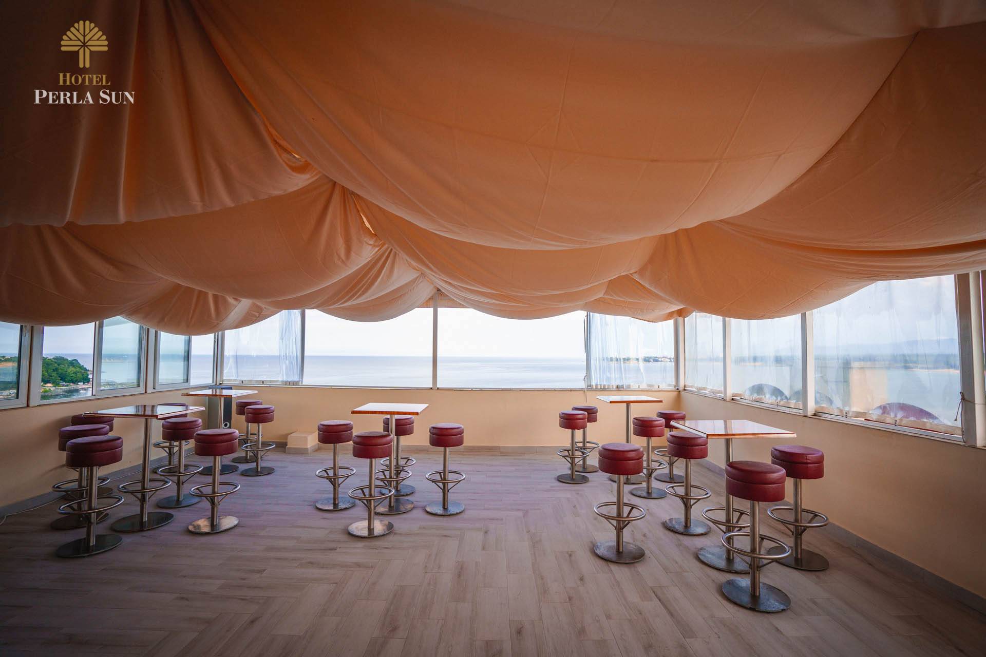 Perla Sun Hotel-Bar na krovu.jpg