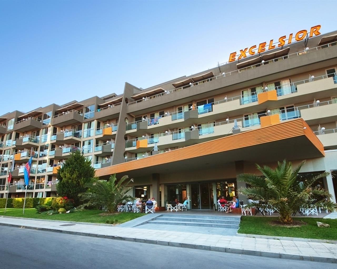 Exelsior GS Hotel-Ulaz u hotel.jpg