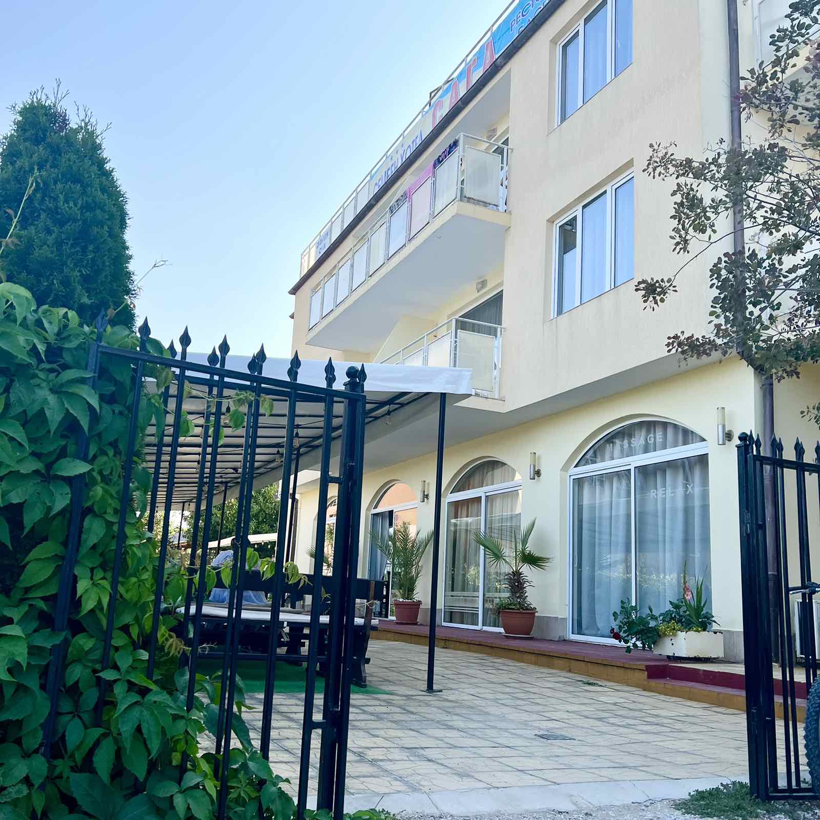 Saga Hotel-Prilaz hotelu.jpg
