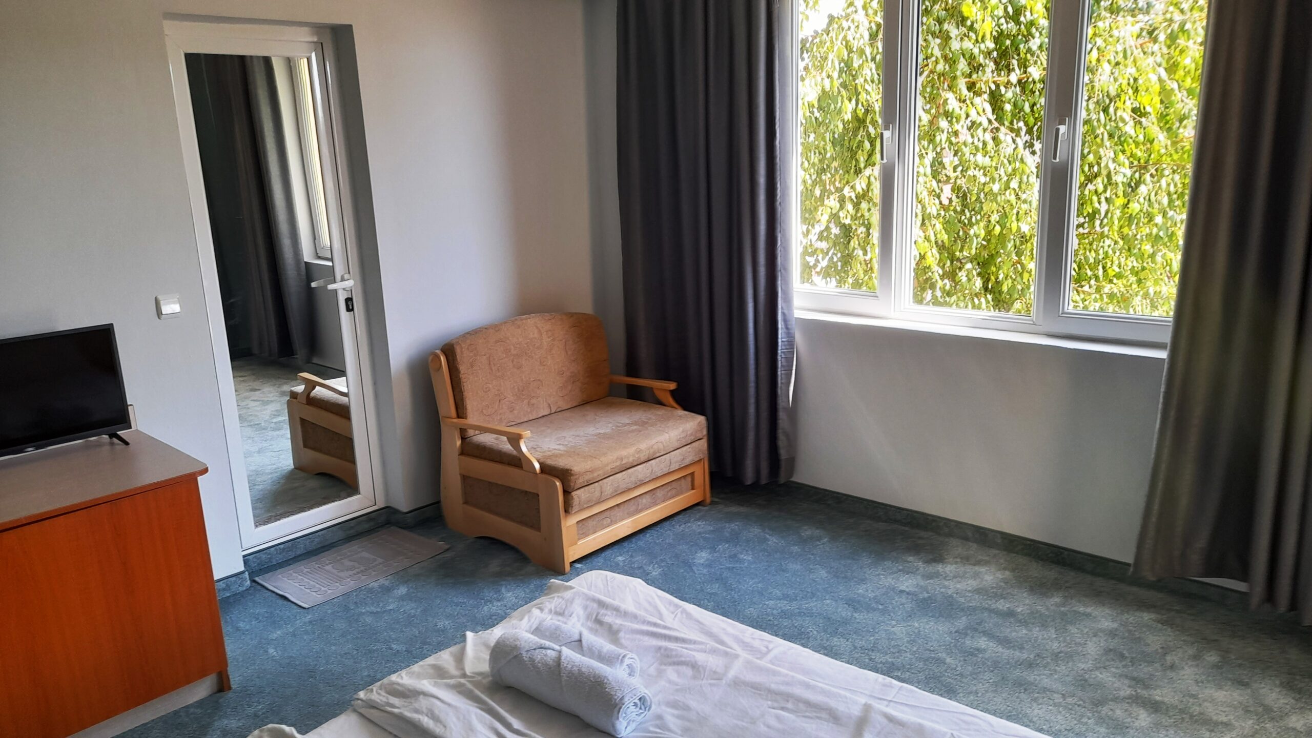 Saga Hotel-Trokrevetna soba.jpg