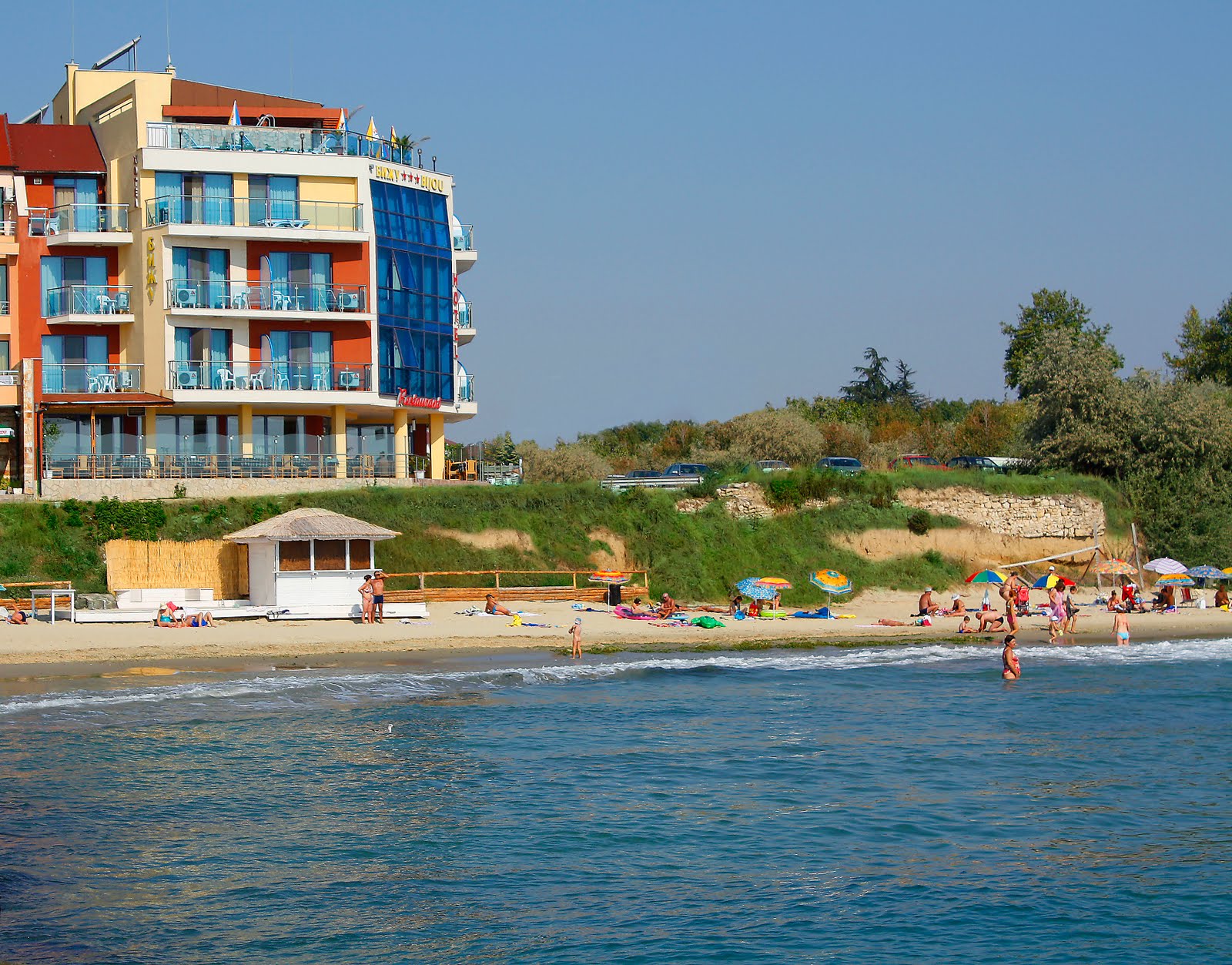 Hotel Biju-Okolina hotela.jpg