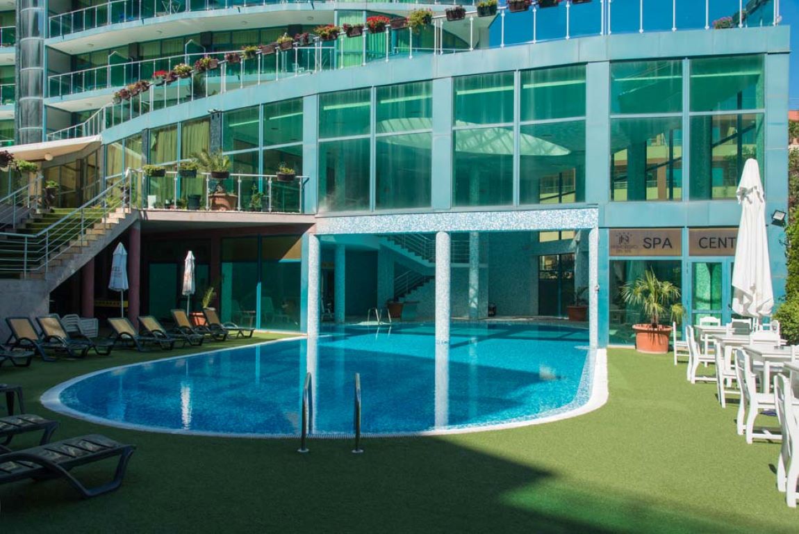 Hotel Primorsko Del Sol-Polu zatvoreni bazen.jpg