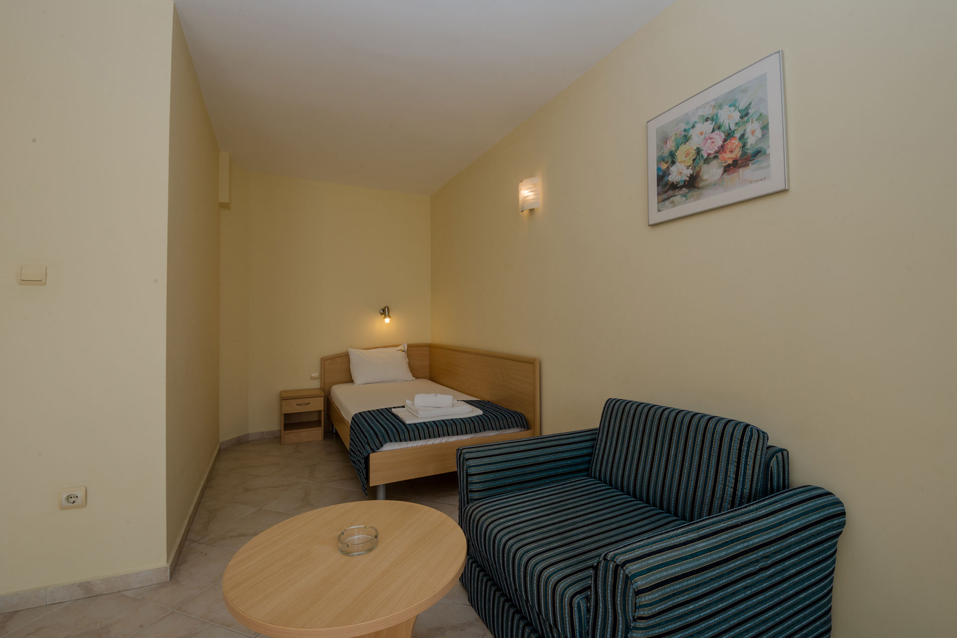 Hotel Briz-Trokrevetna soba.jpg