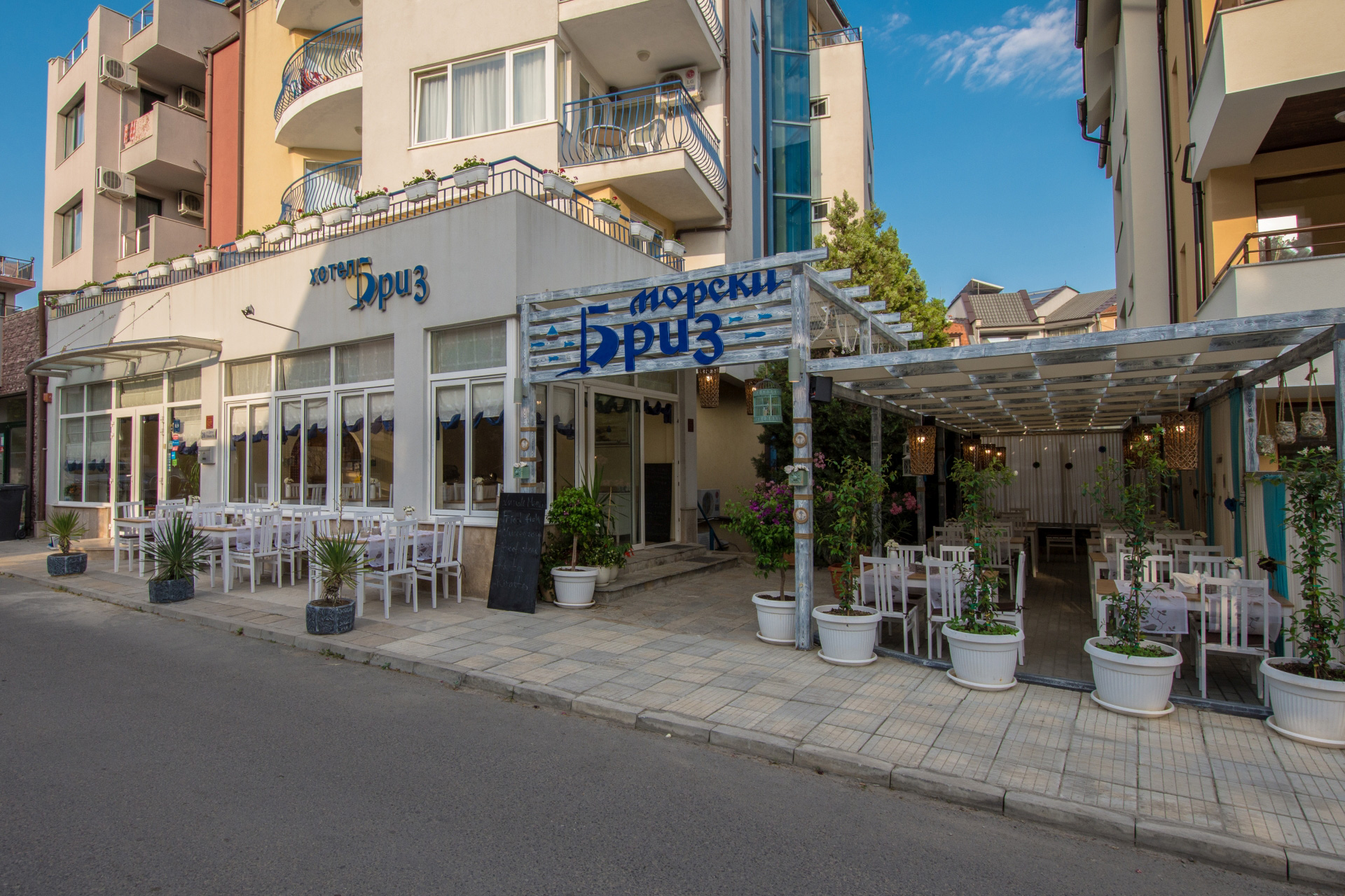Hotel Briz-Ulaz u hotel.jpg