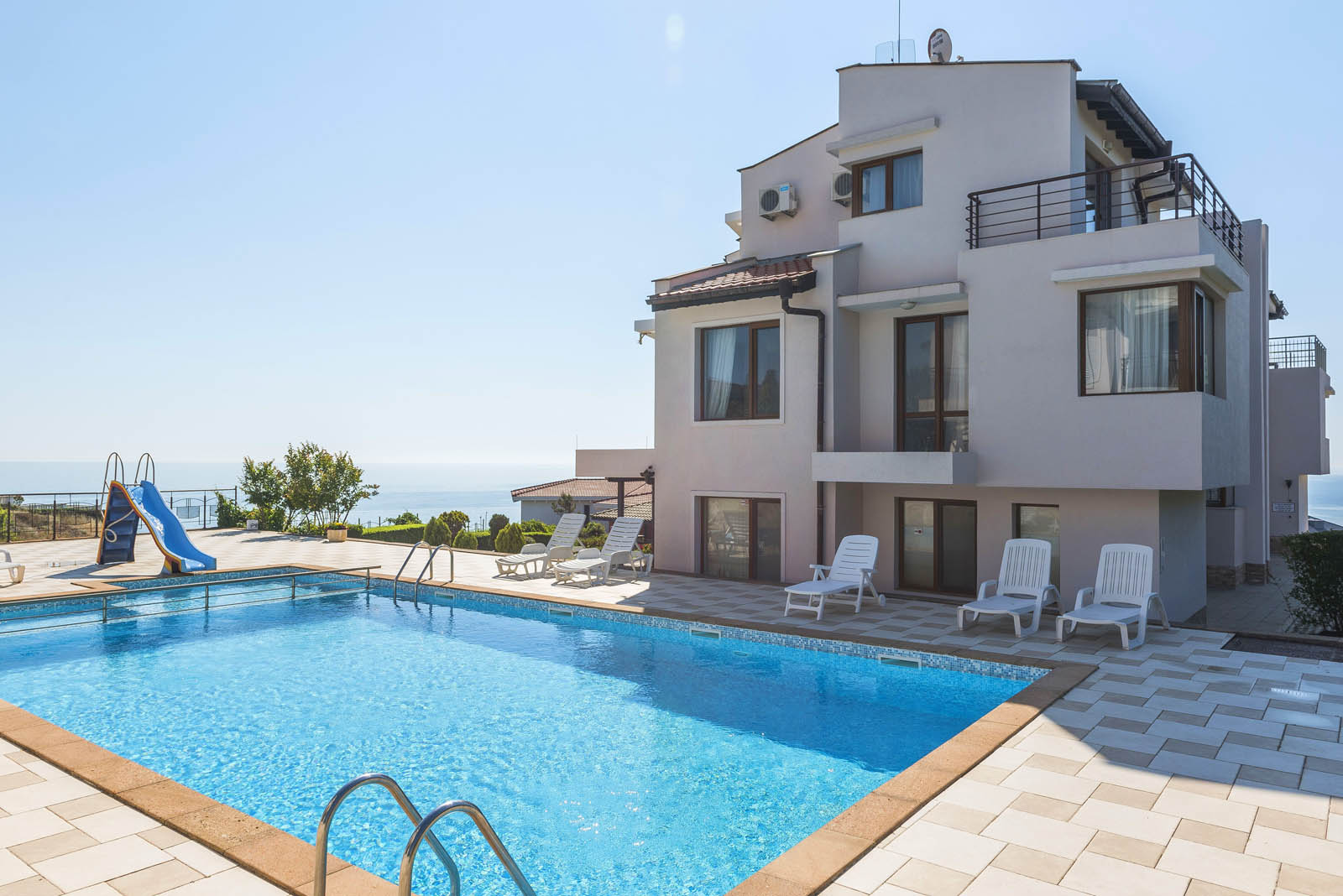 Hotel Sunrise Apartments Sozopol-Spoljasnji izgled.jpg