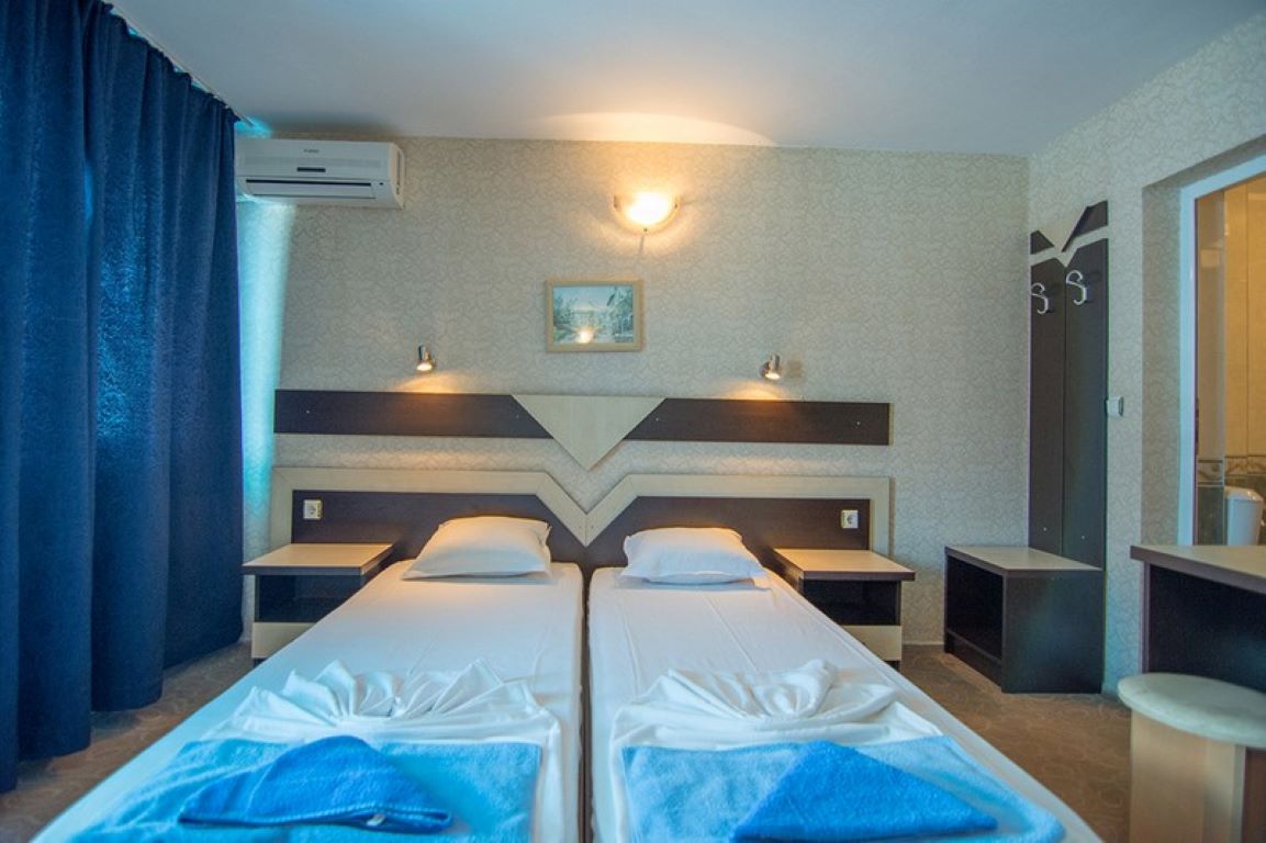 Elvira hotel dvokrevetna soba.jpg