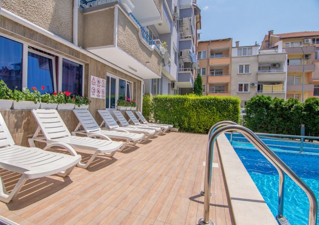 Elvira hotel ležaljke i bazen.jpg