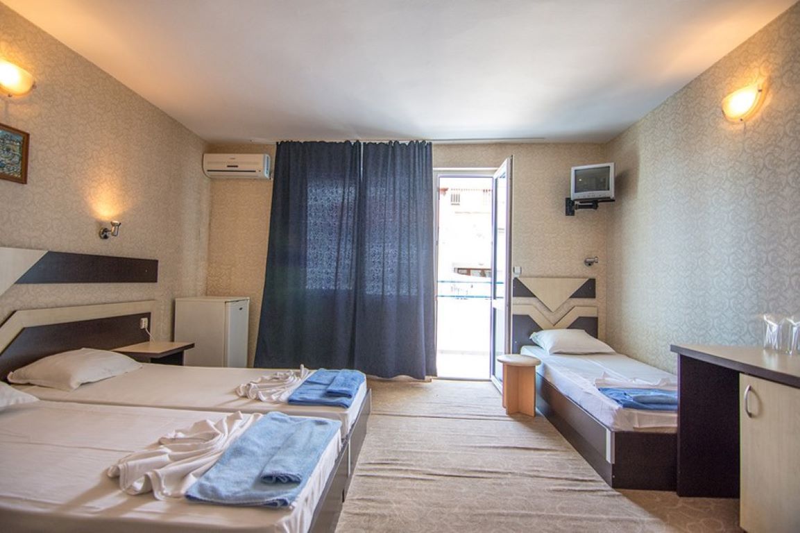 Elvira hotel trokrevetna soba.jpg