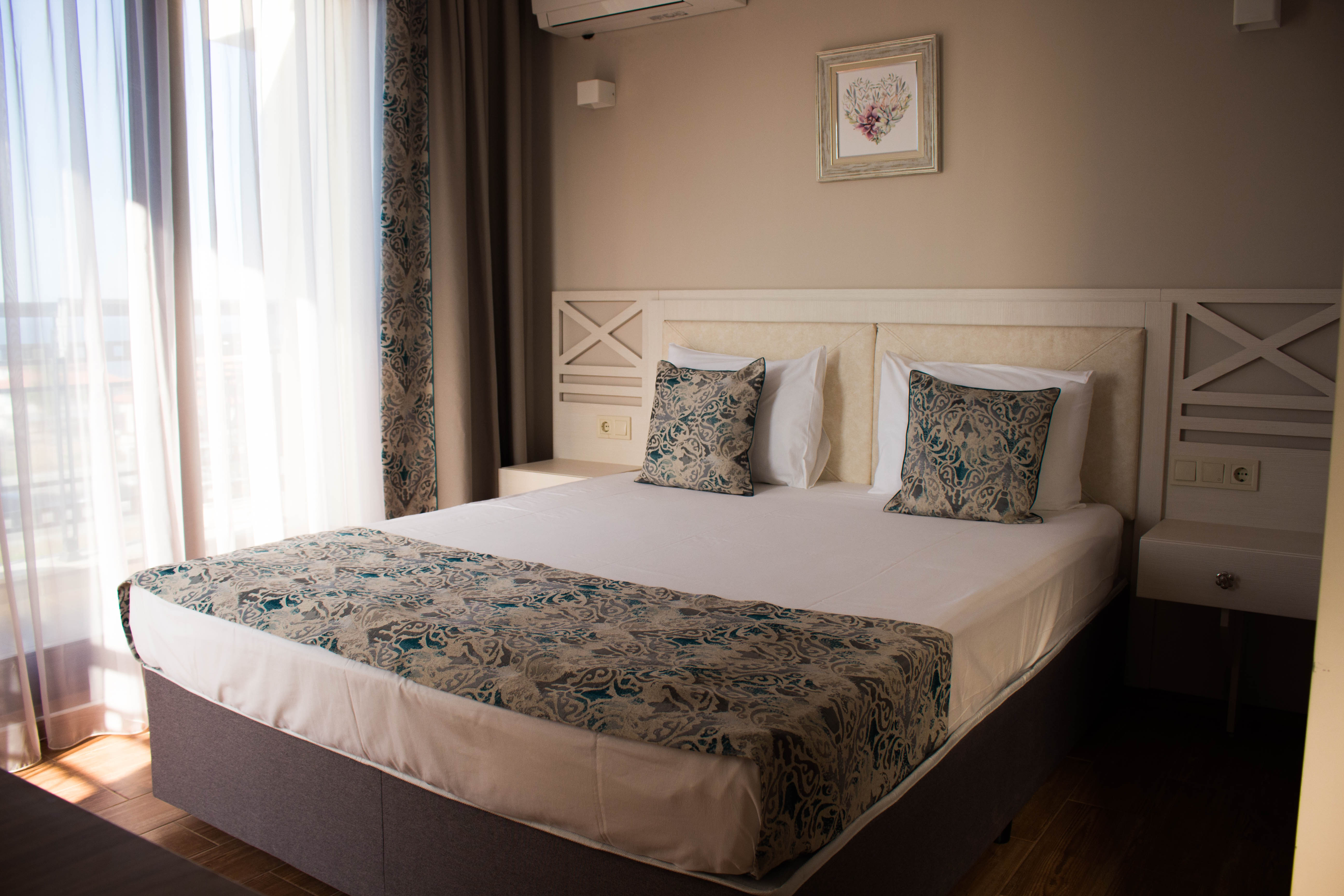Cristiani Hotel-Standardna soba pogled more.jpg