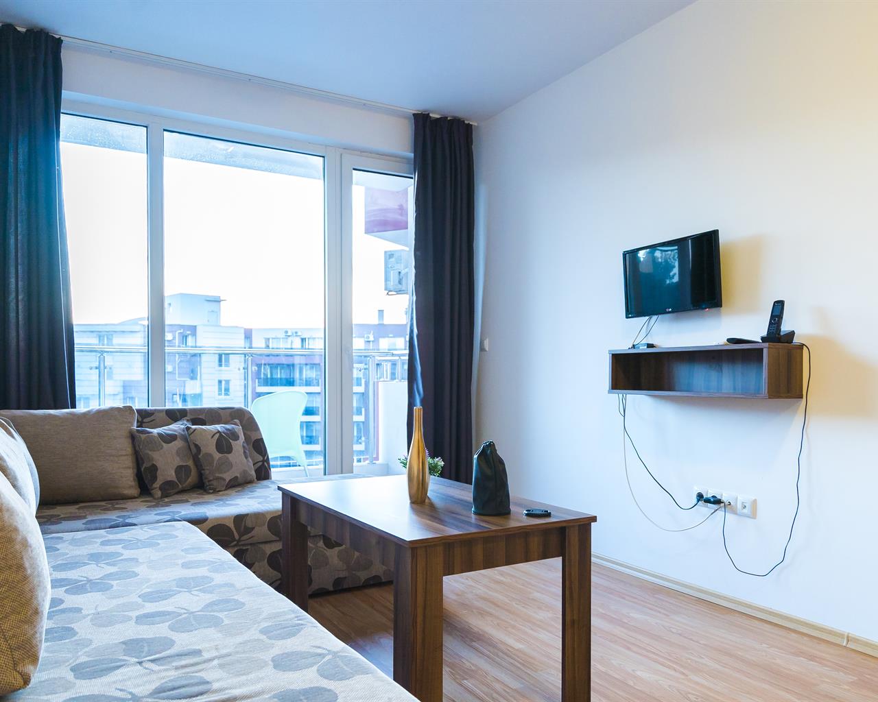 Admiral Plaza hotel one bedroom app dnevni boravak.jpg