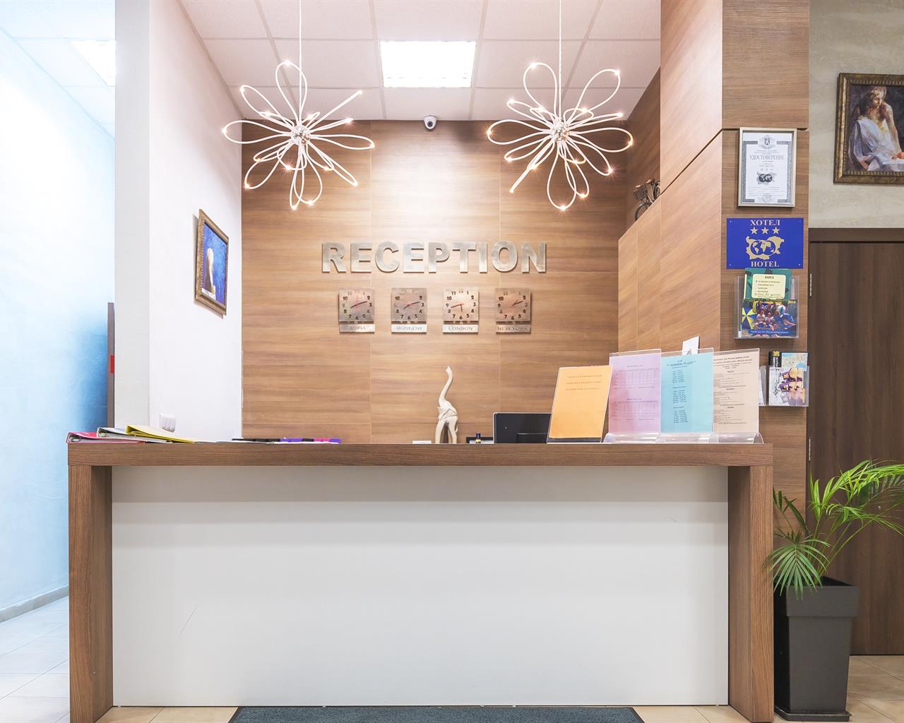Admiral Plaza hotel recepcija.jpg