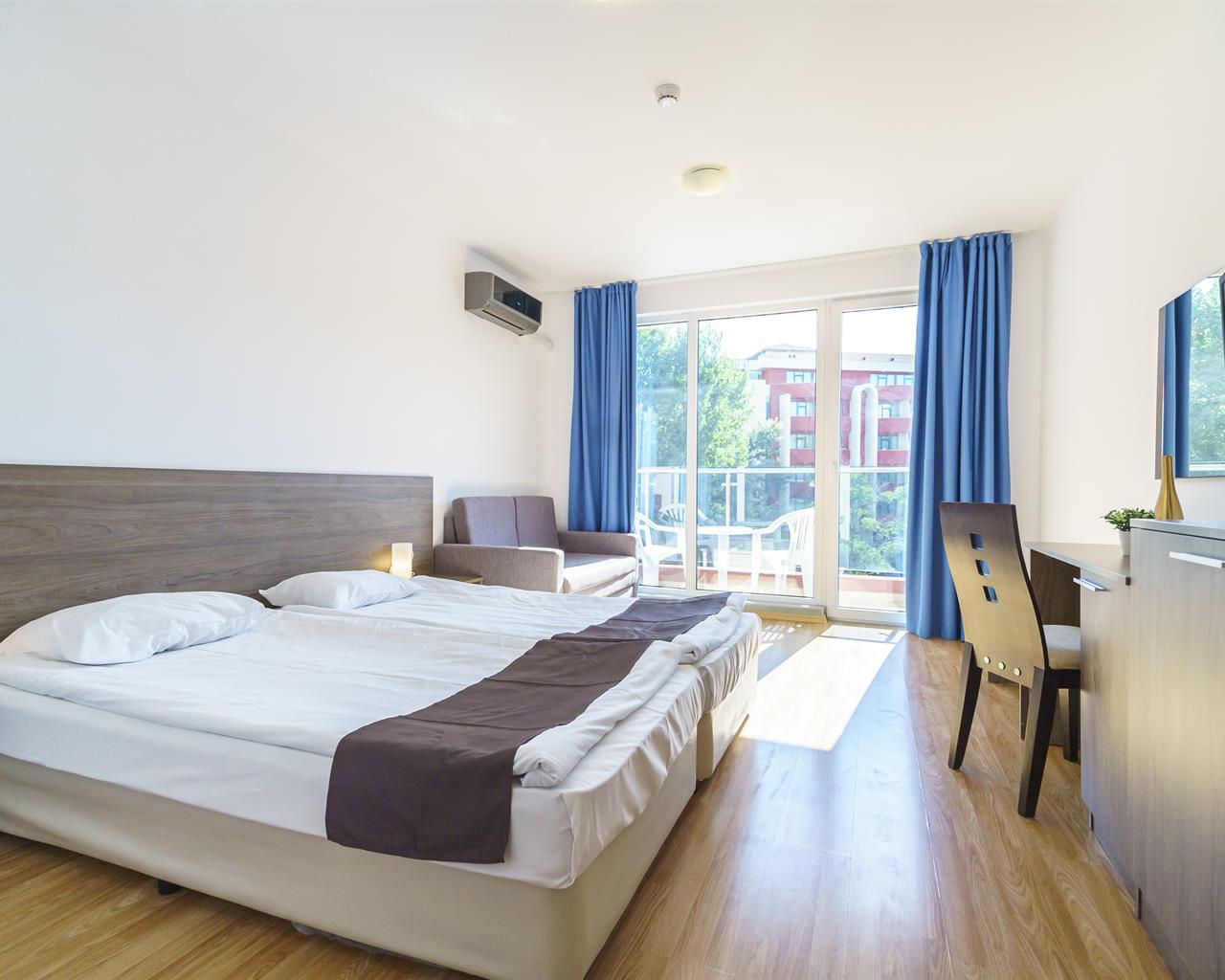 Admiral Plaza hotel twin room.jpg