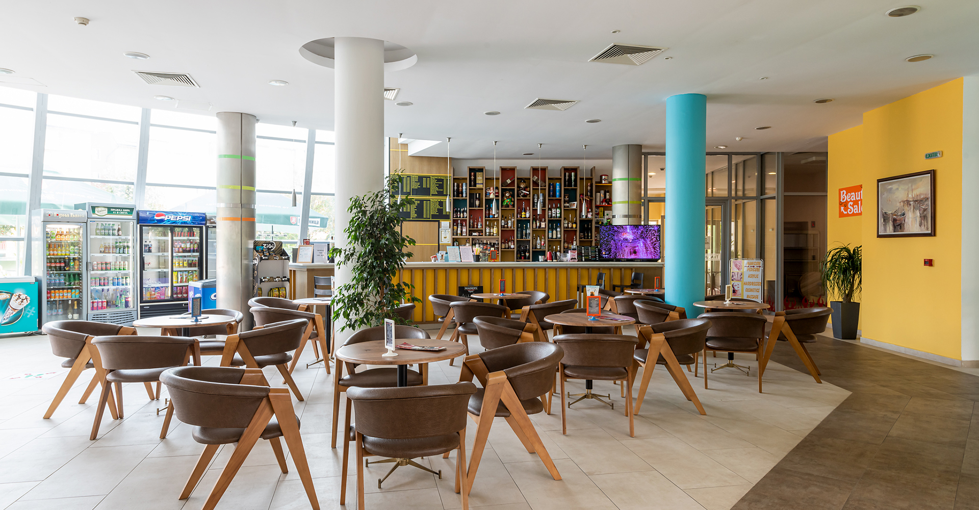Ivana Palace hotel lobi bar.jpg
