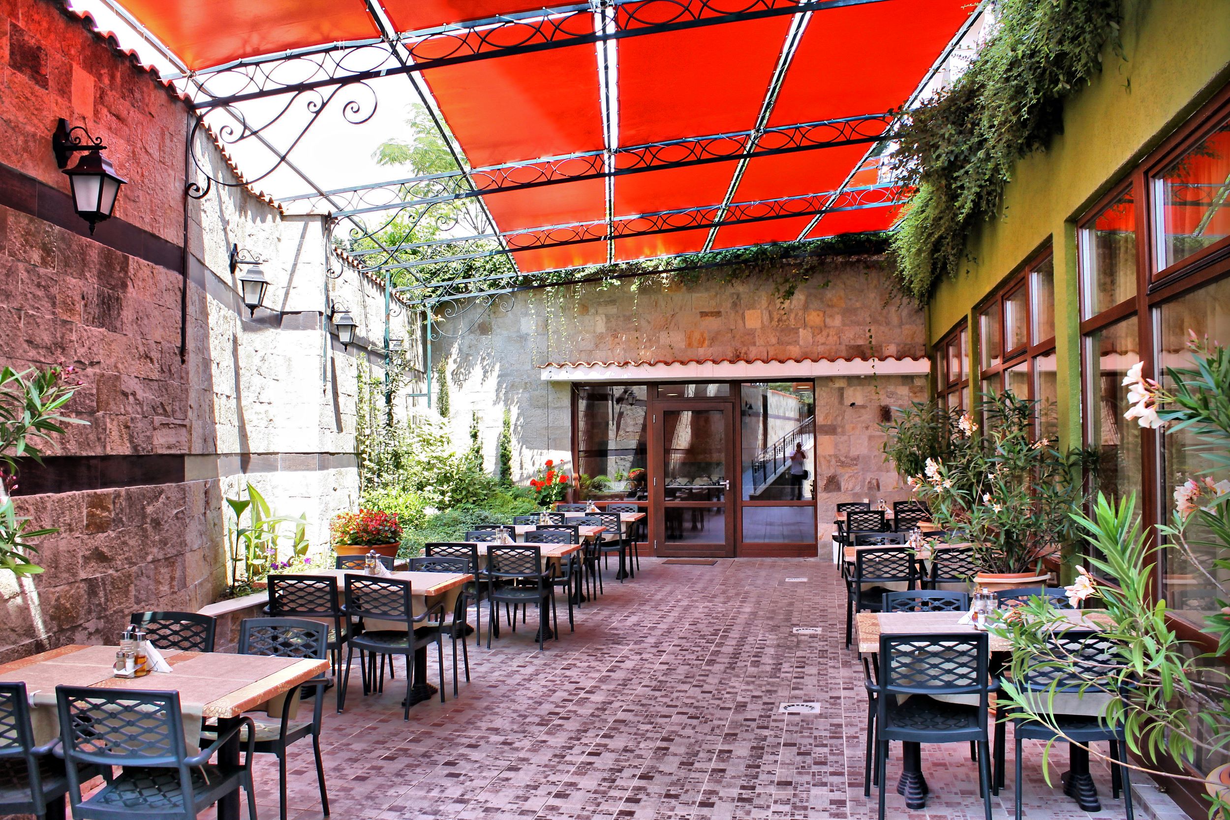 Hotel Kiparisite-Terasa restorana.jpg