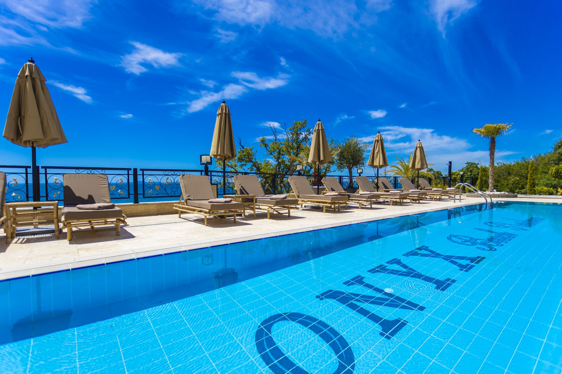 Onyx Beach Residence Hotel-Bazen.jpg