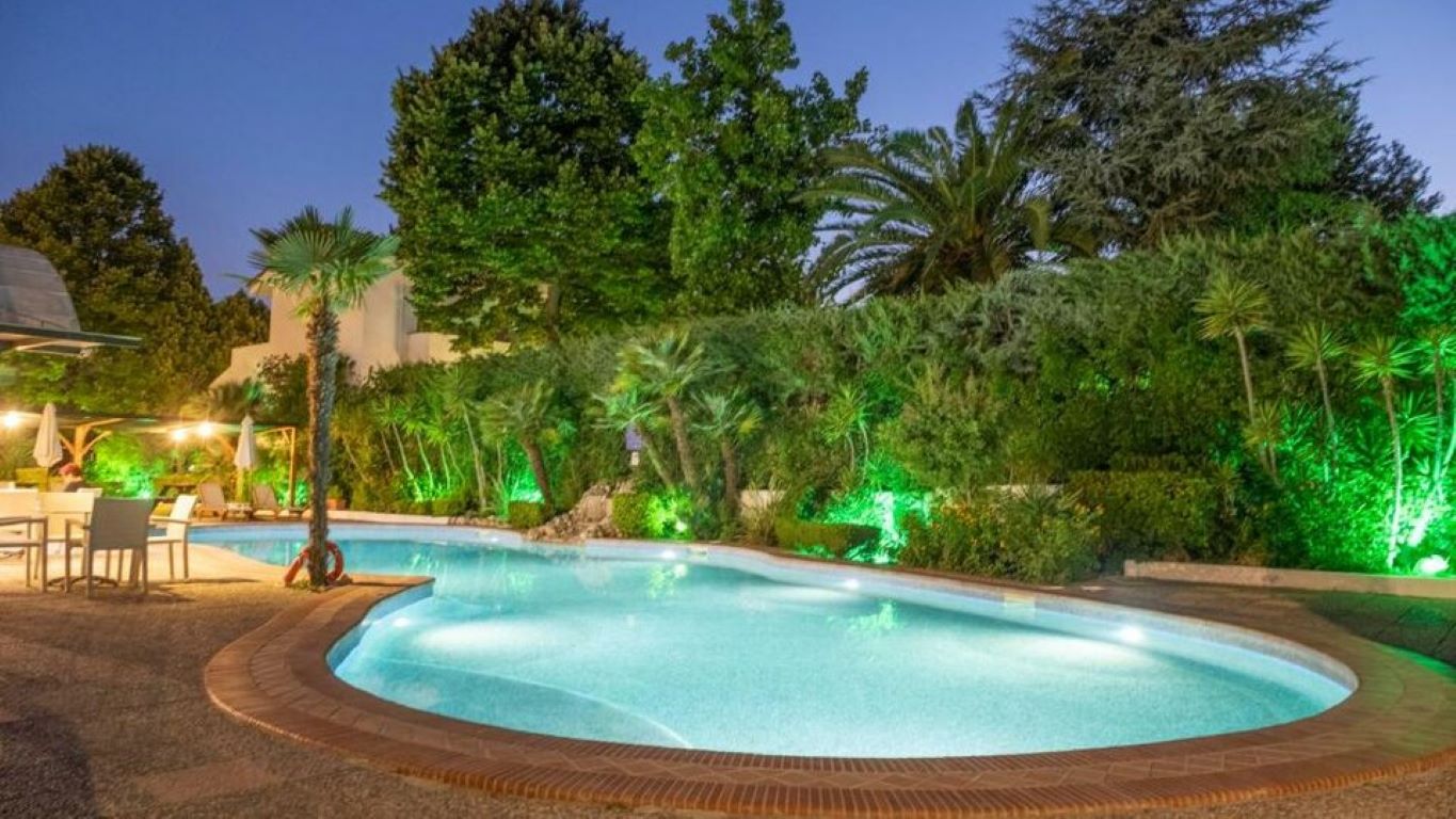 Aristidis Hotel Fourka-Bazen nocu.jpg