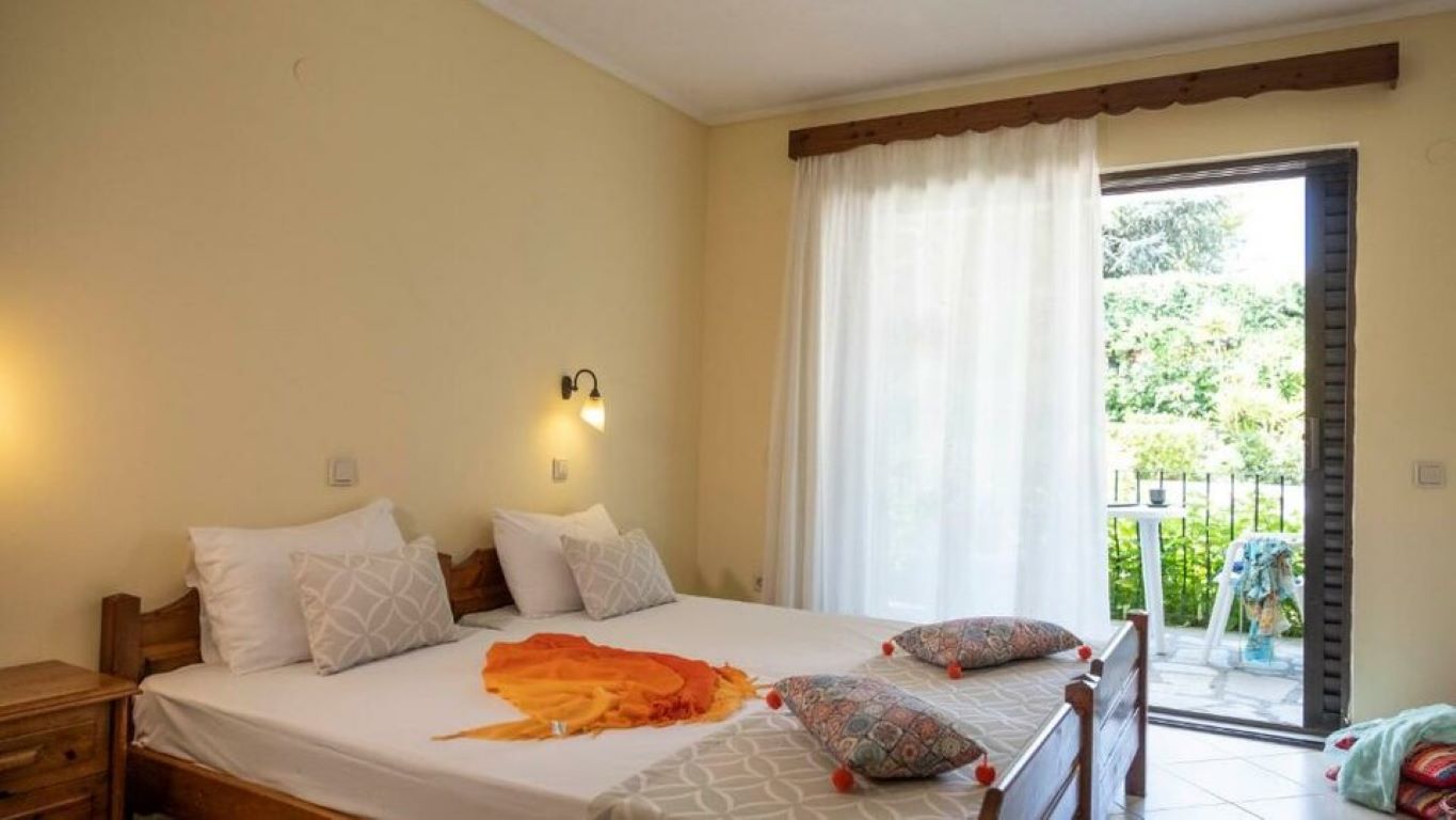 Aristidis Hotel Fourka-Deluxe soba za cetiri osobe.jpg