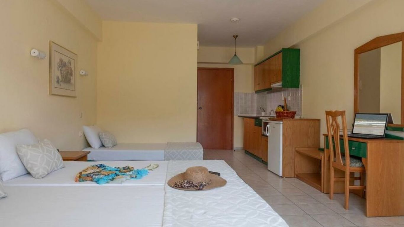 Aristidis Hotel Fourka-Deluxe soba za pet osoba.jpg