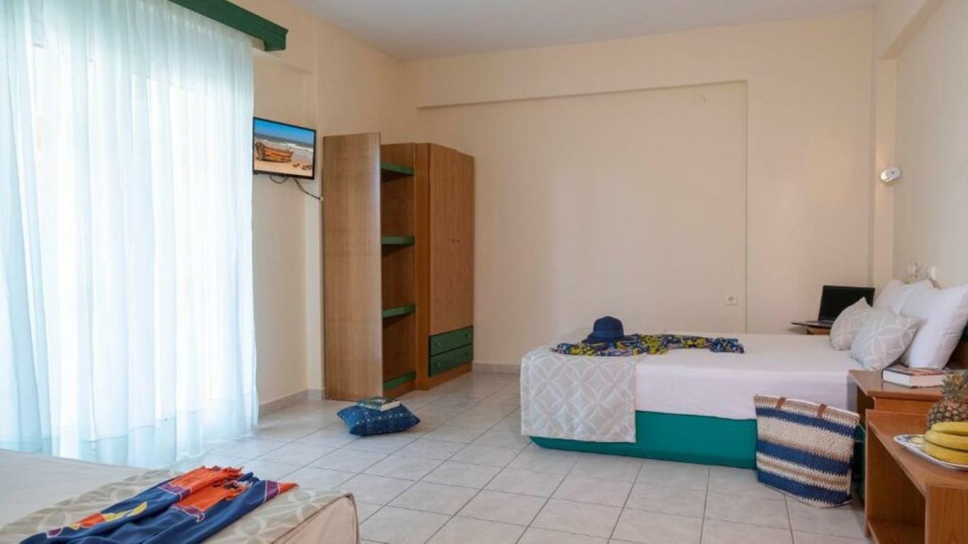Aristidis Hotel Fourka-Deluxe soba za tri osobe.jpg