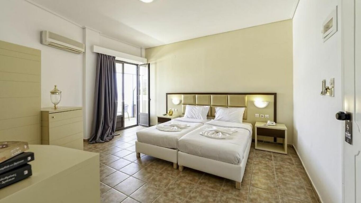 Aristidis Hotel Fourka-Standardna soba za dve osobe.jpg