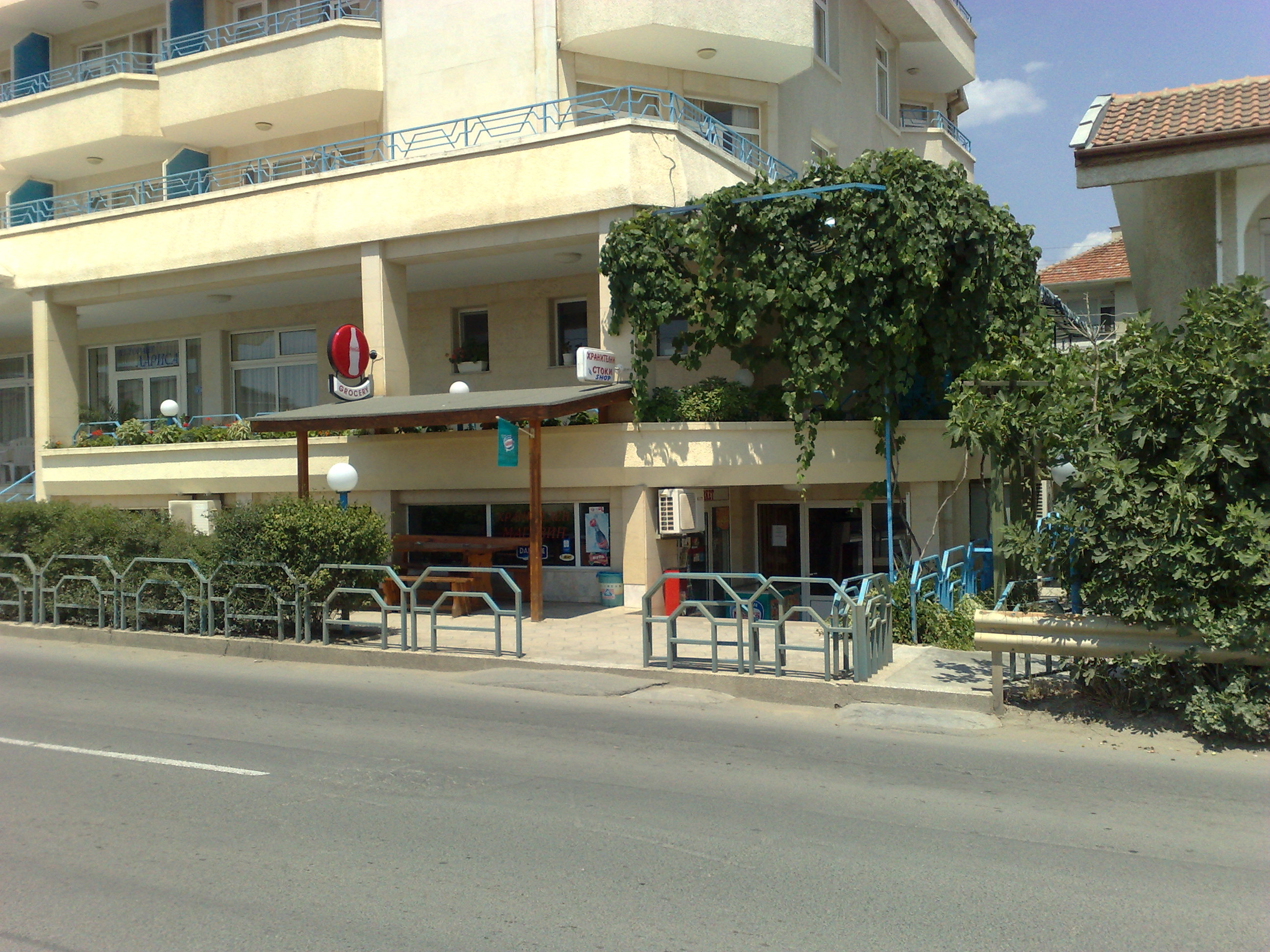 Larisa Hotel-Ulaz u hotel.jpg
