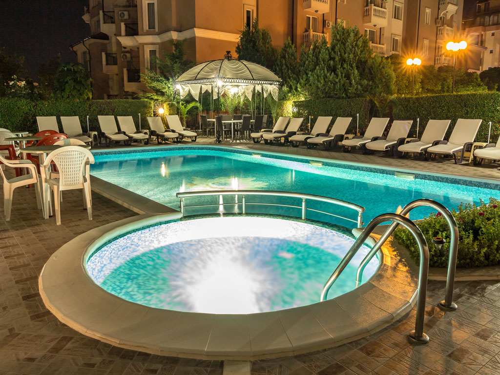 Hotel Venera Family-Bazen.jpg