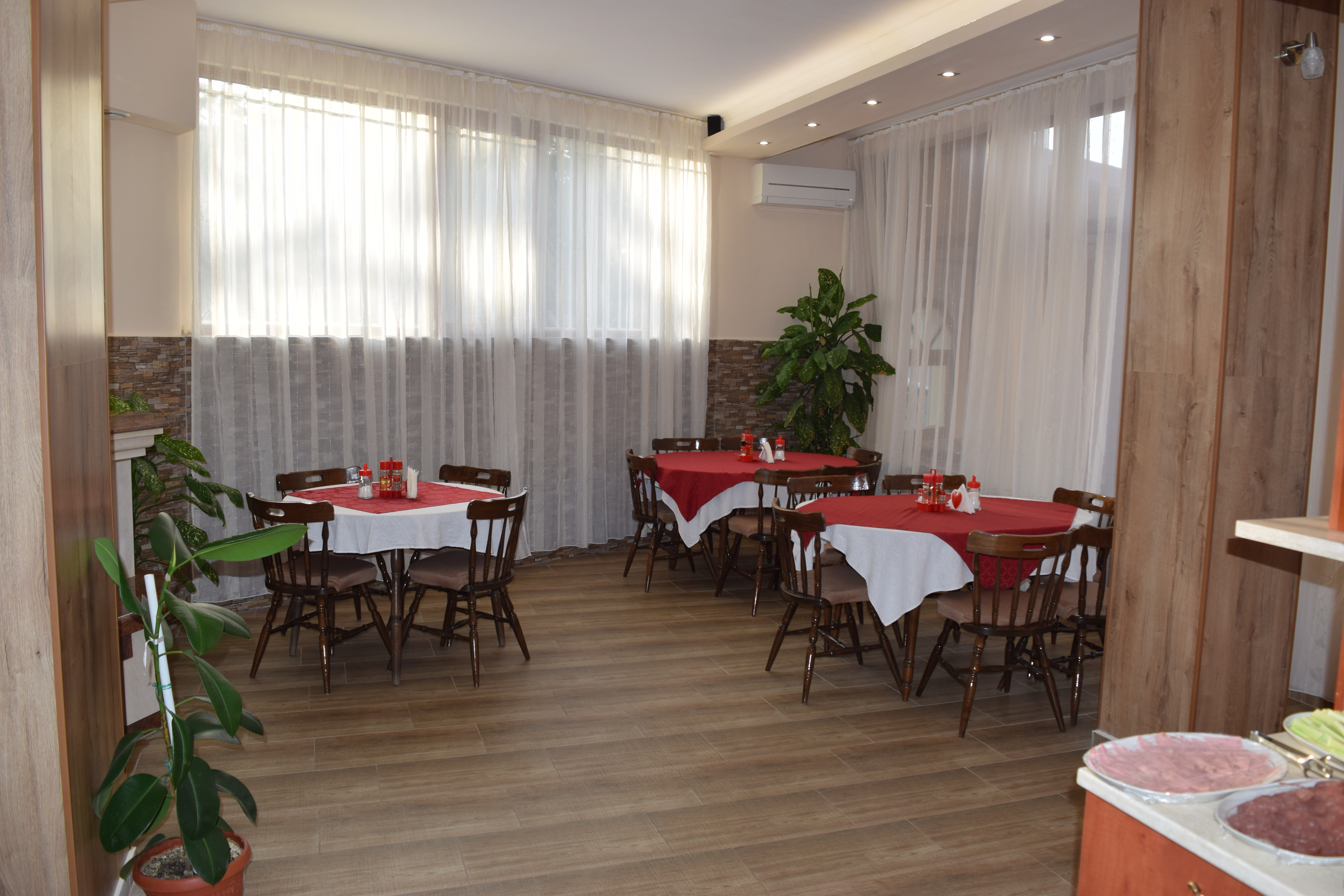 Chris Family Hotel-Restoran.JPG