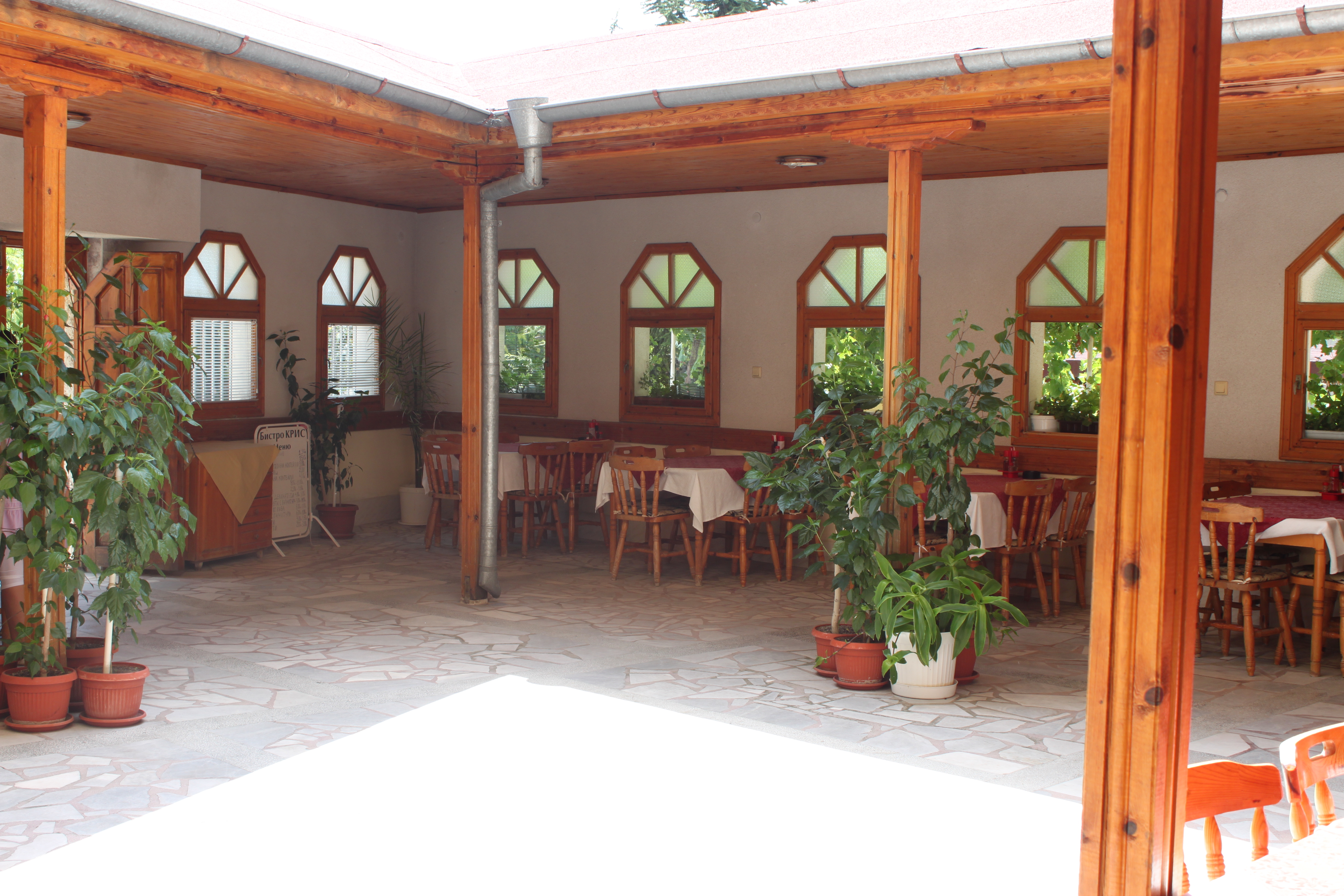 Hotel Chris Family-Terasa restoran.JPG