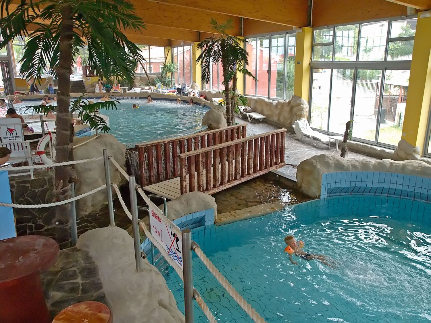 Aquapark Hotel Zusterna-Deciji unutrasnji bazen.jpg