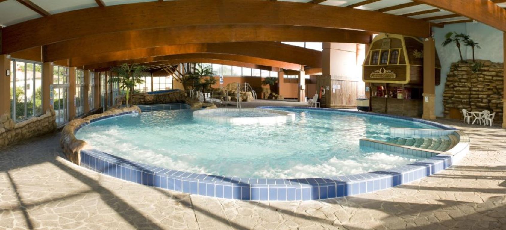 Aquapark Hotel Zusterna-Termalni bazen.jpg