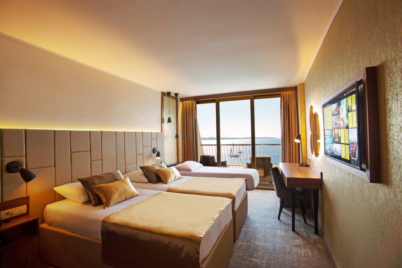 Grand Hotel Bernardin-Deluxe soba pogled more balkon dodatni lezaj.jpg