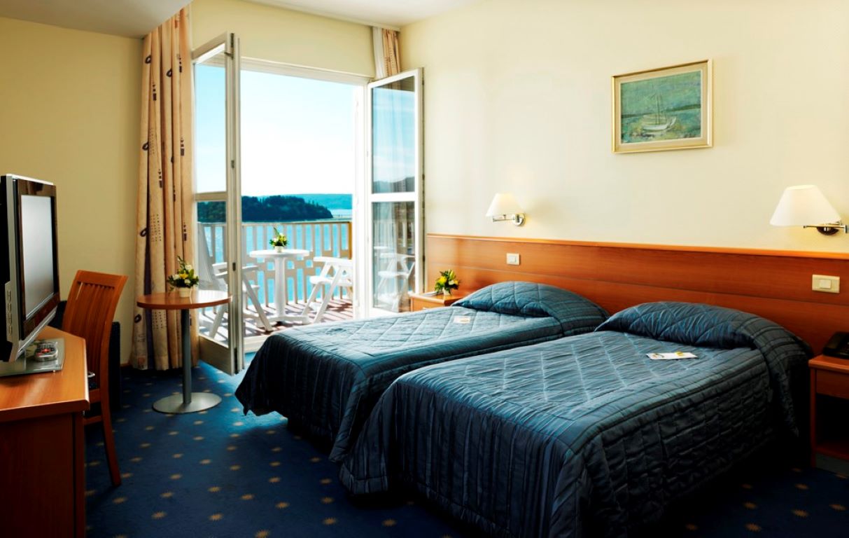 Hotel Riviera-Standardna soba pogled more i balkon.jpg