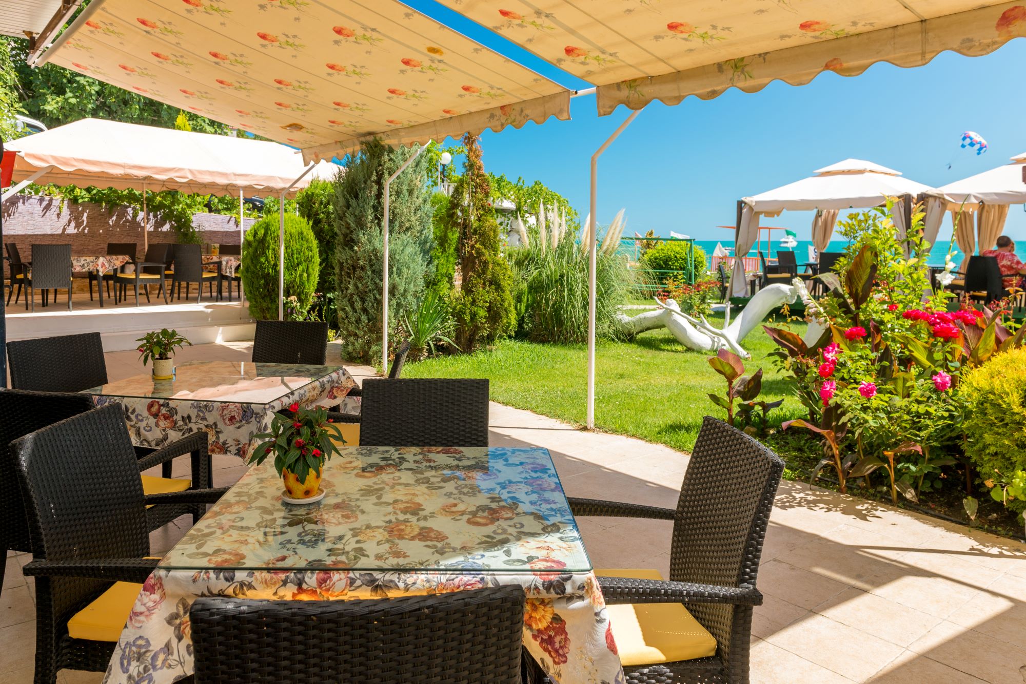 Hotle Iris-Terasa restorana.jpg