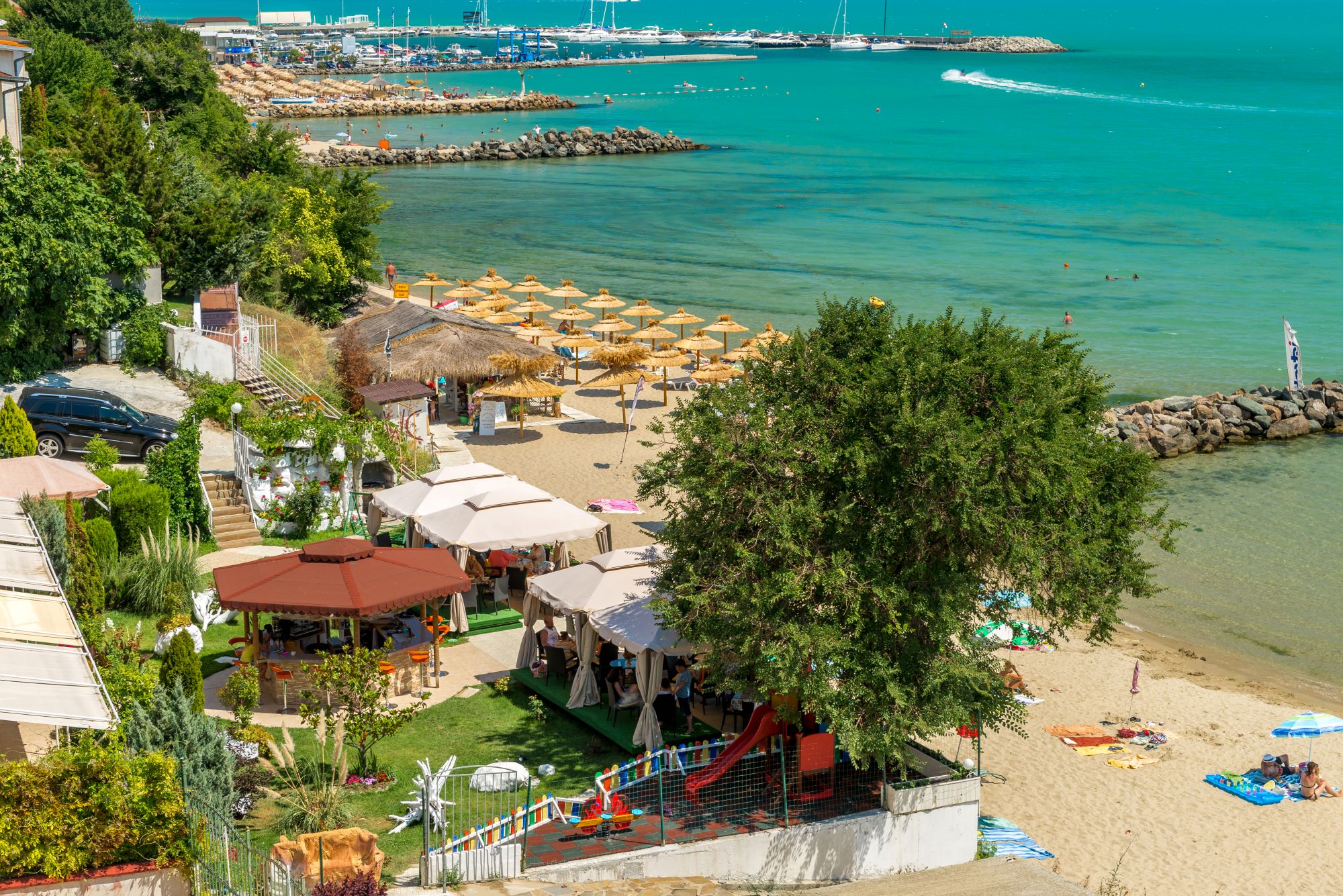 Iris Hotel-Bar na plazi.jpg