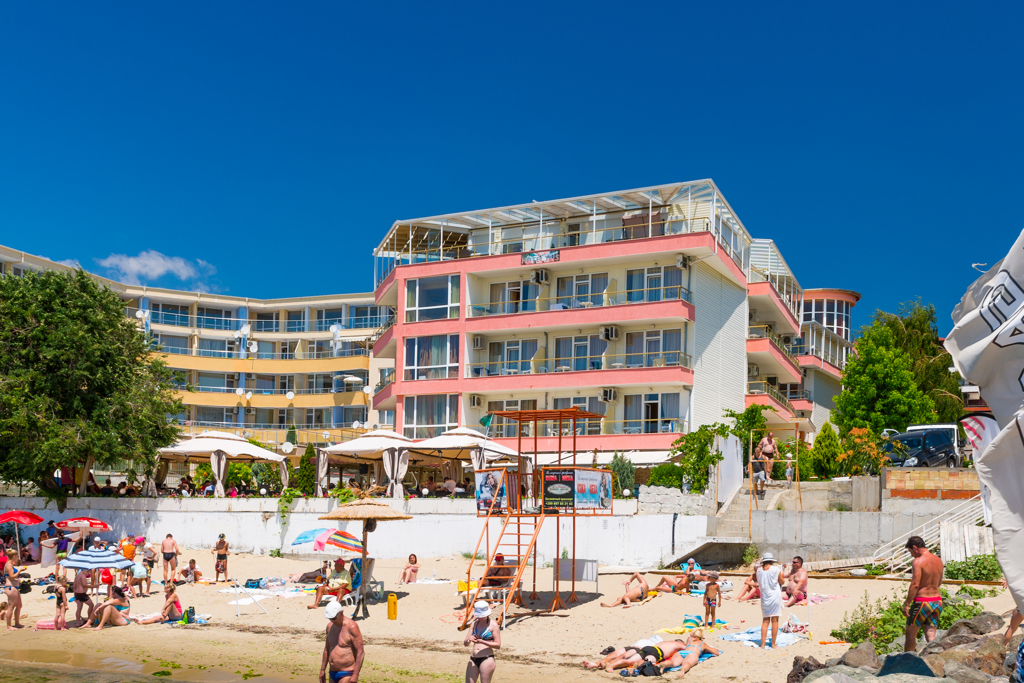 Iris Hotel-Hotel spolja.jpg