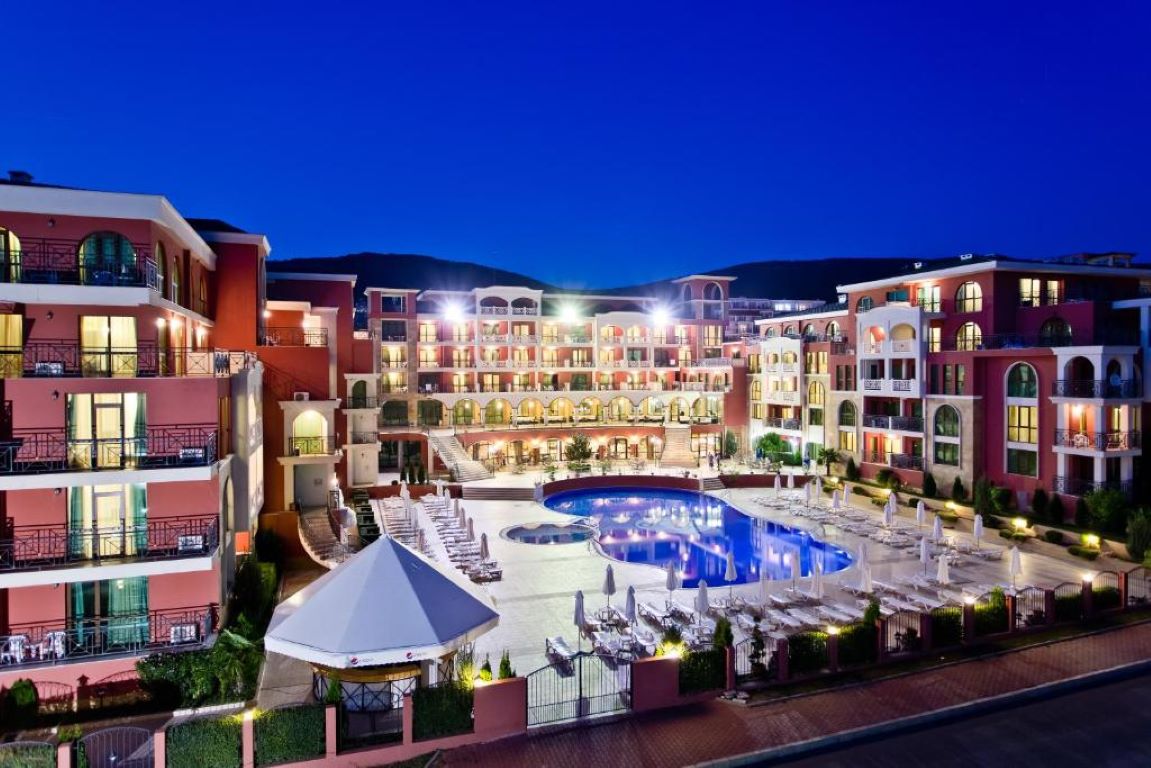 Hotel Saint George Palace Resort & Spa-Nocni izgled.jpg