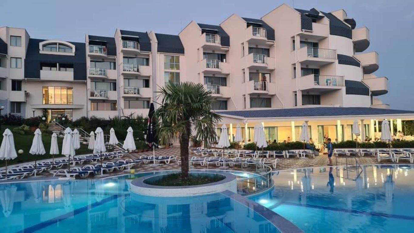 Sineva Beach Hotel-Spoljasnji izgled.jpg