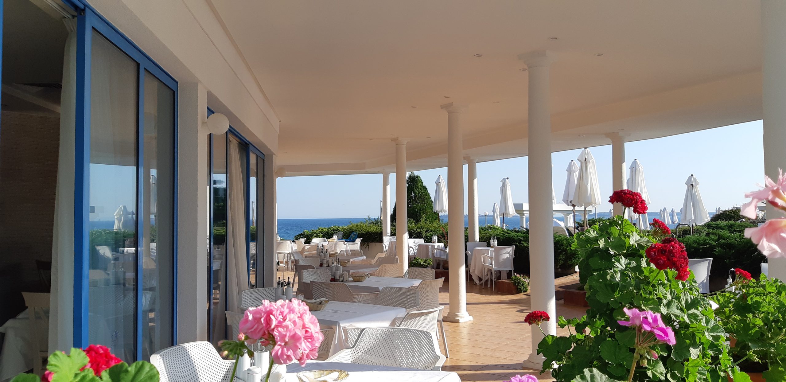 Sineva Beach-Terasa restorana.jpg