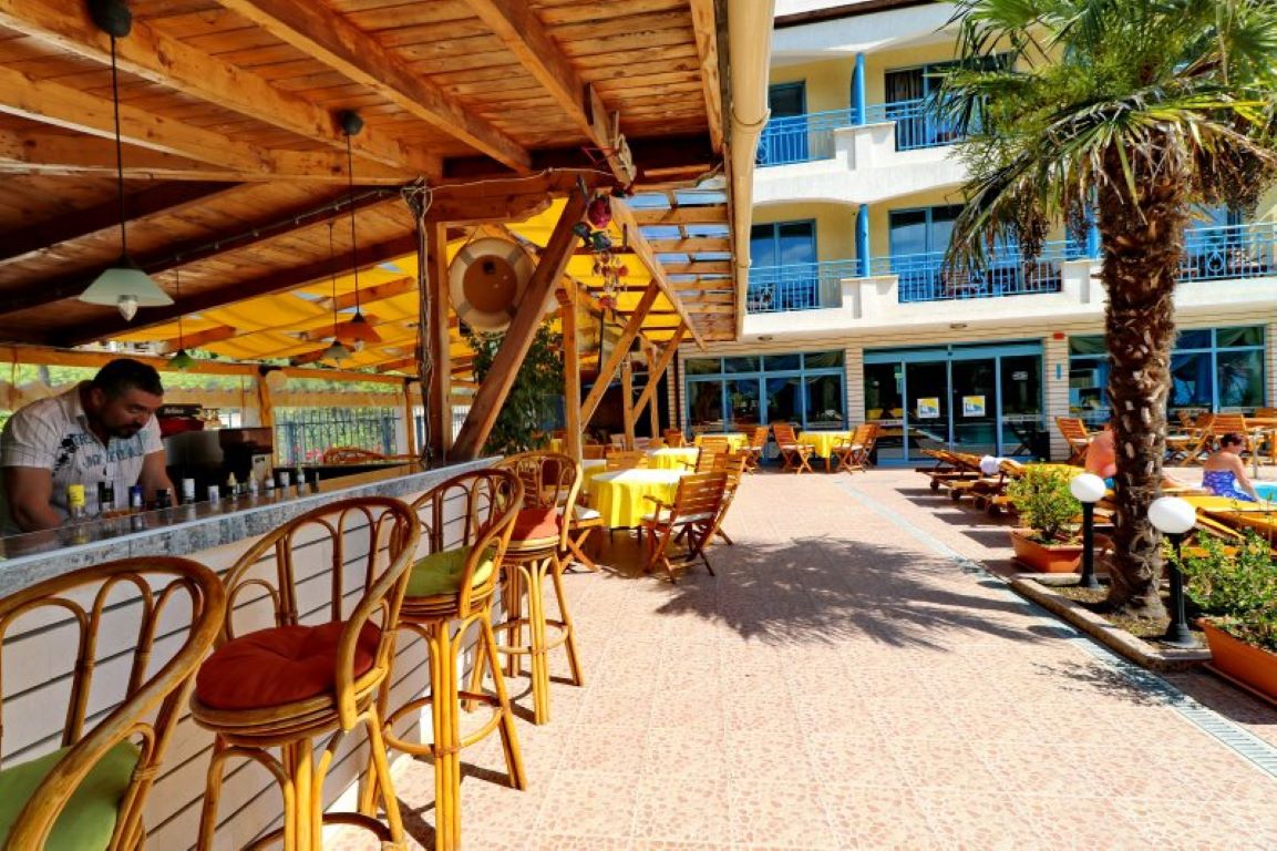Bora Bora Hotel-Bar na bazenu.jpg