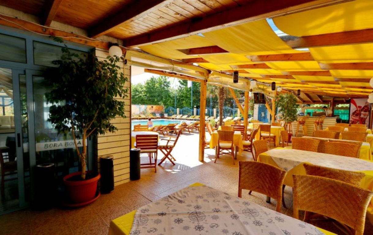 Bora Bora-Terasa restorana.jpg
