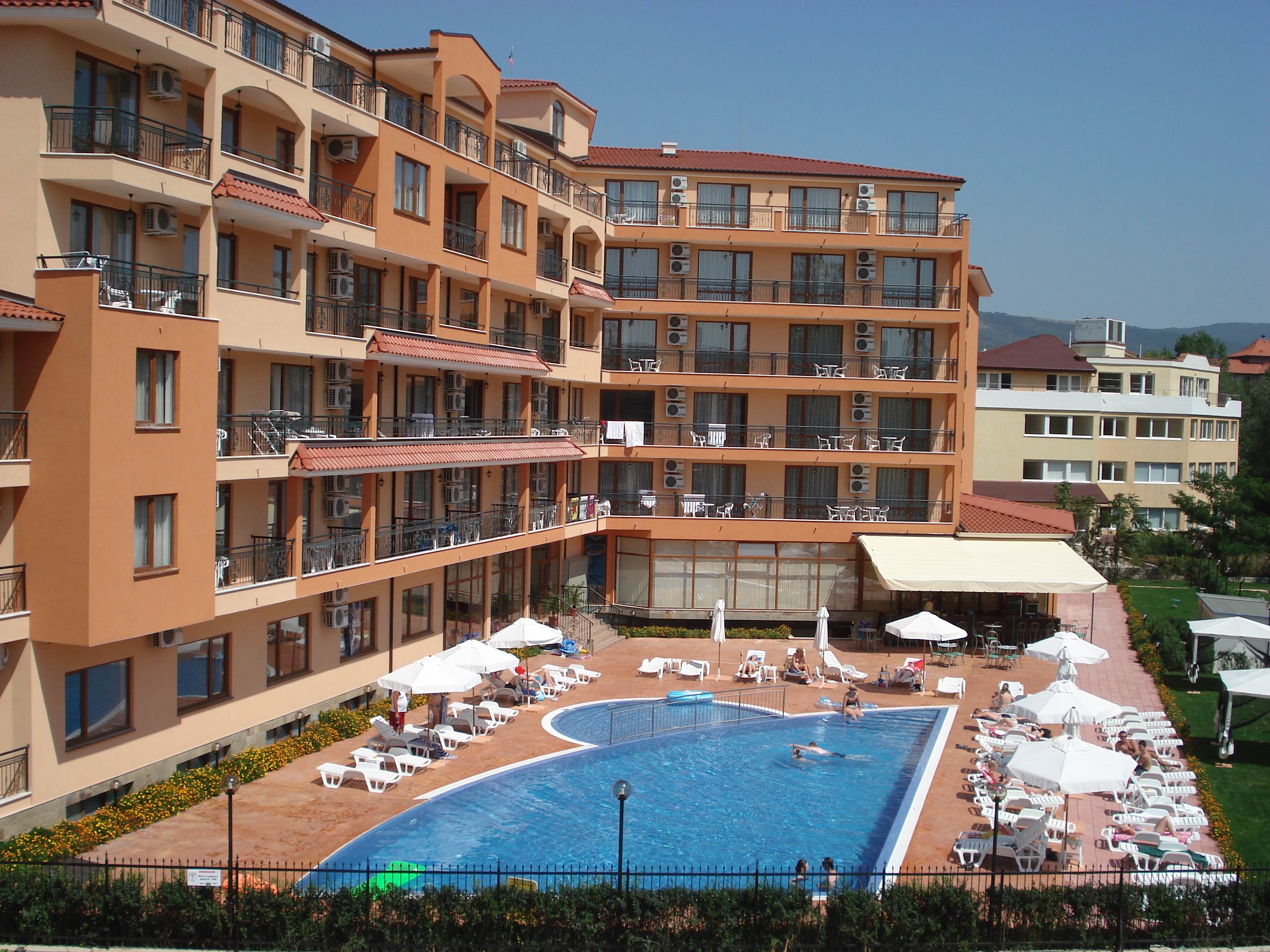 Happy Aparthotel-Hotel spolja.jpg