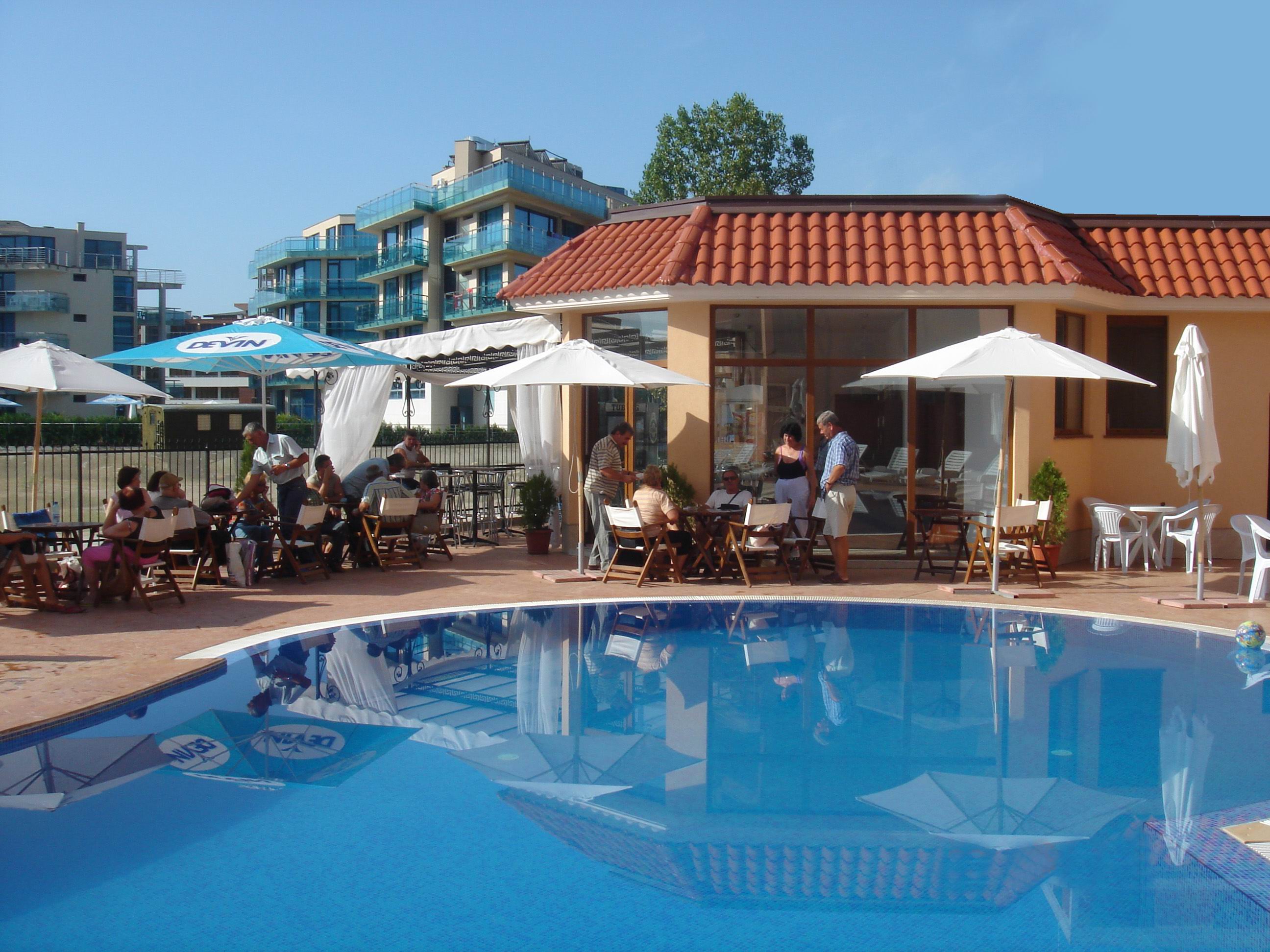 Kasandra Aparthotel-Bar na bazenu.jpg