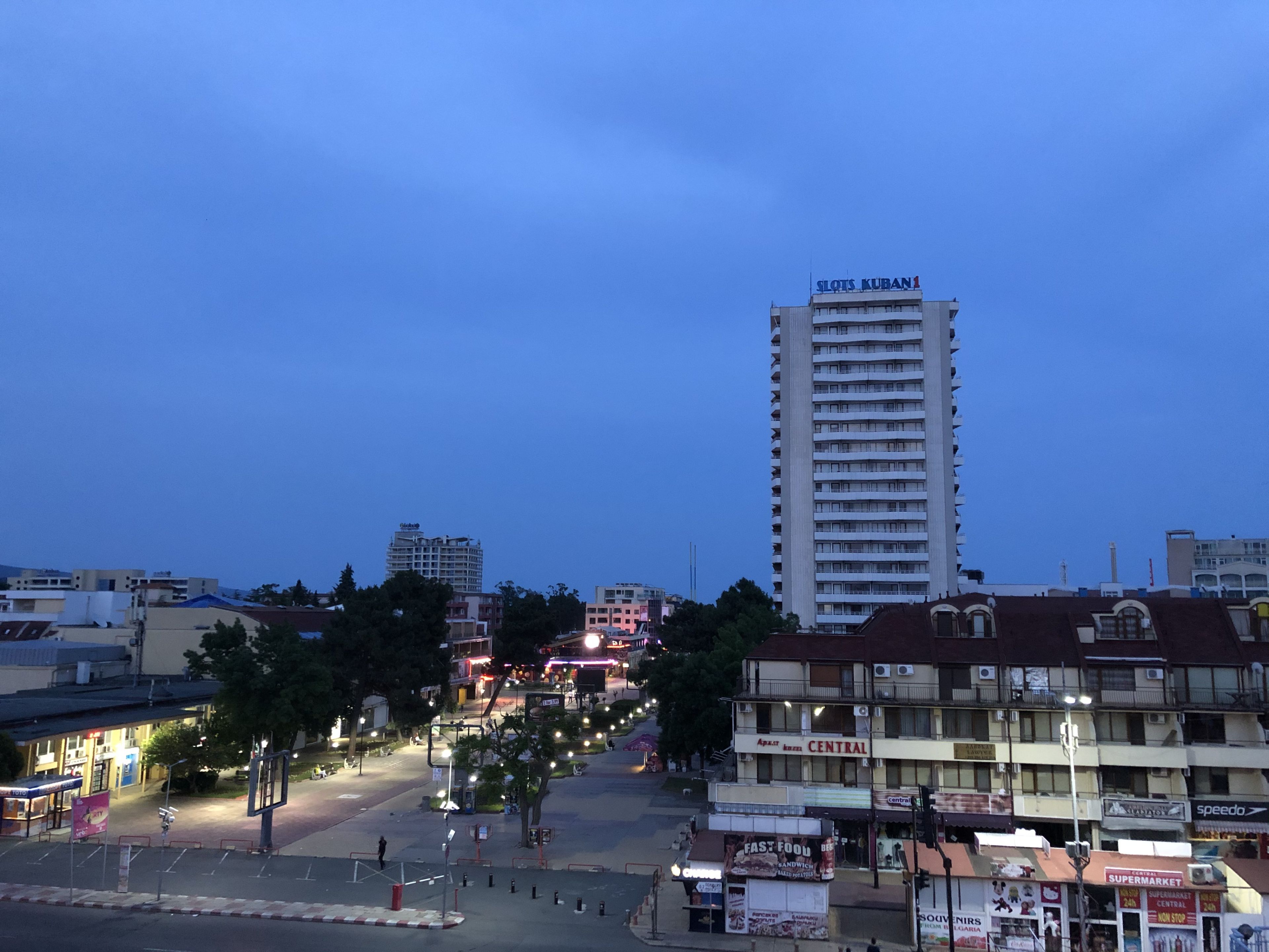 Hotel Atol-Centar nocu.jpg