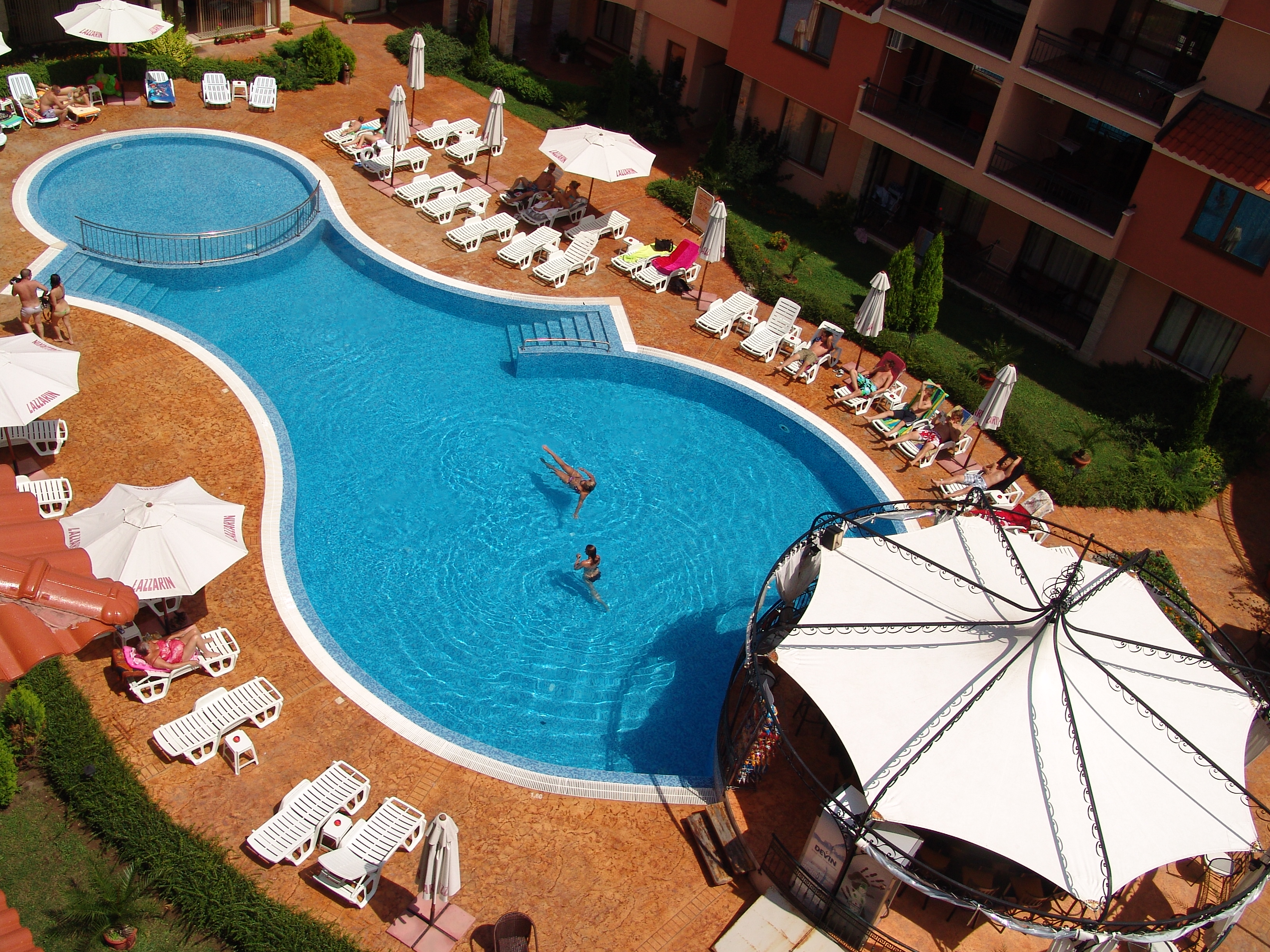 Efir I Aparthotel-Bazeni.JPG
