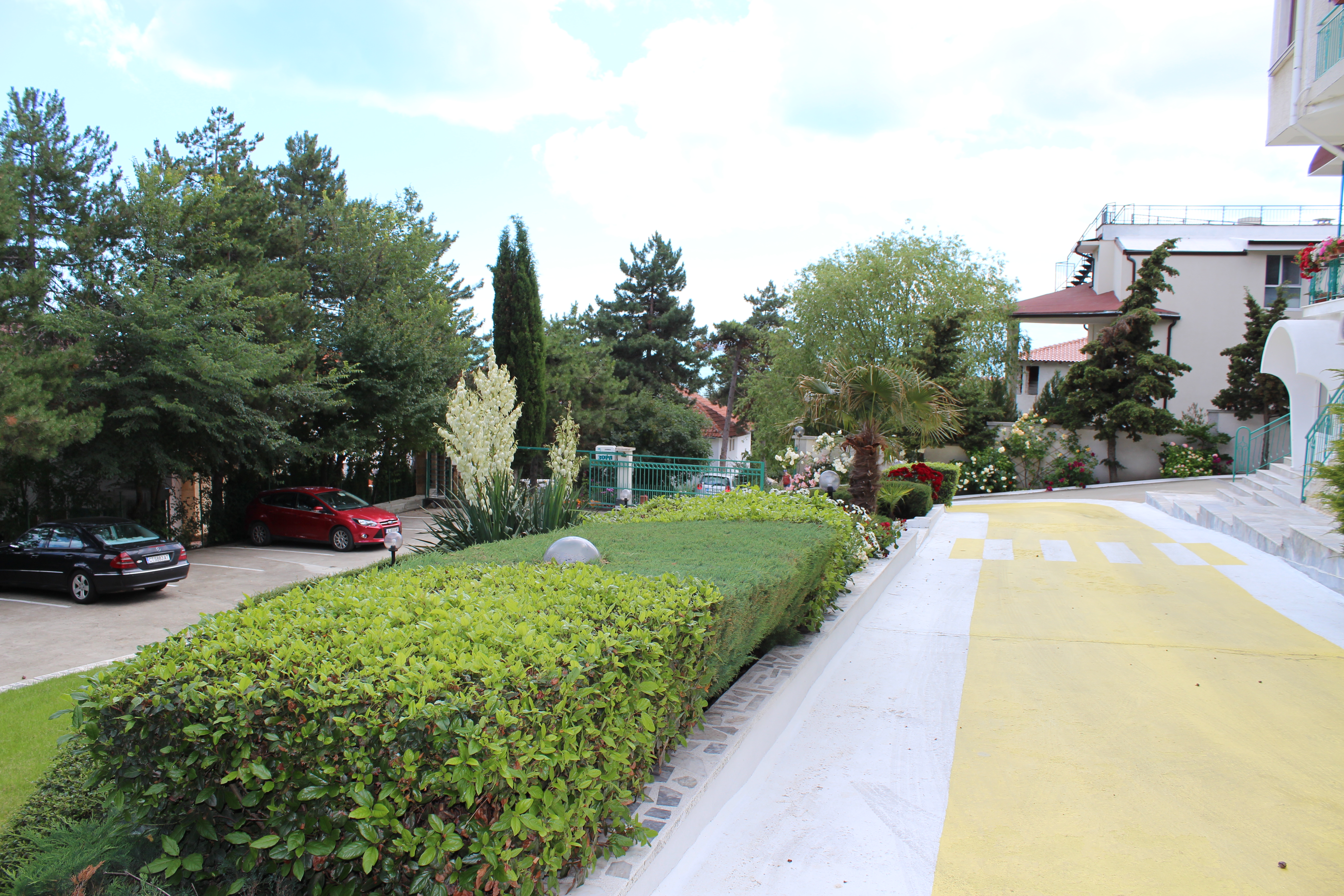 Hotel Zora-Parking.JPG