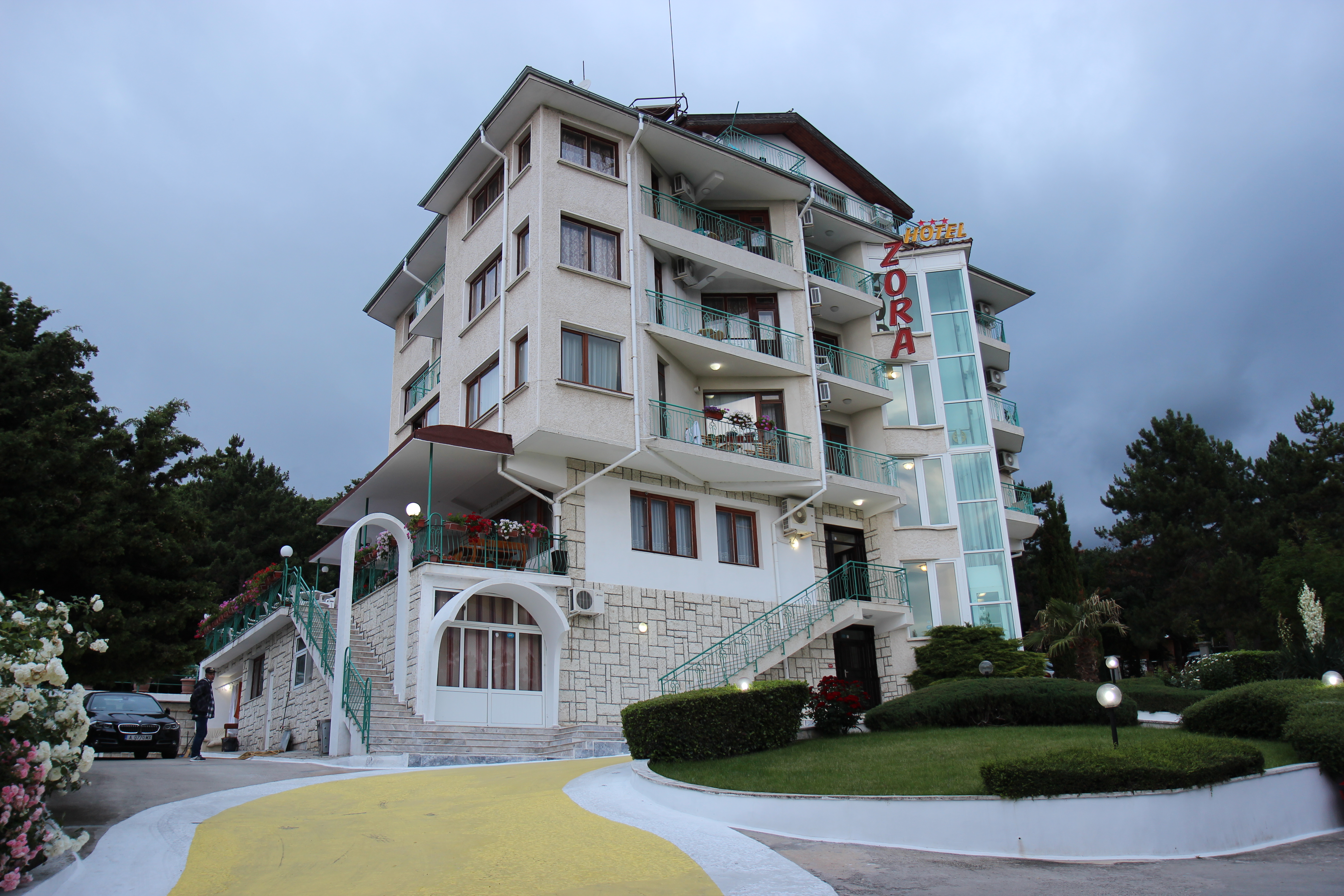 Hotel Zora-Zgrada hotela.JPG